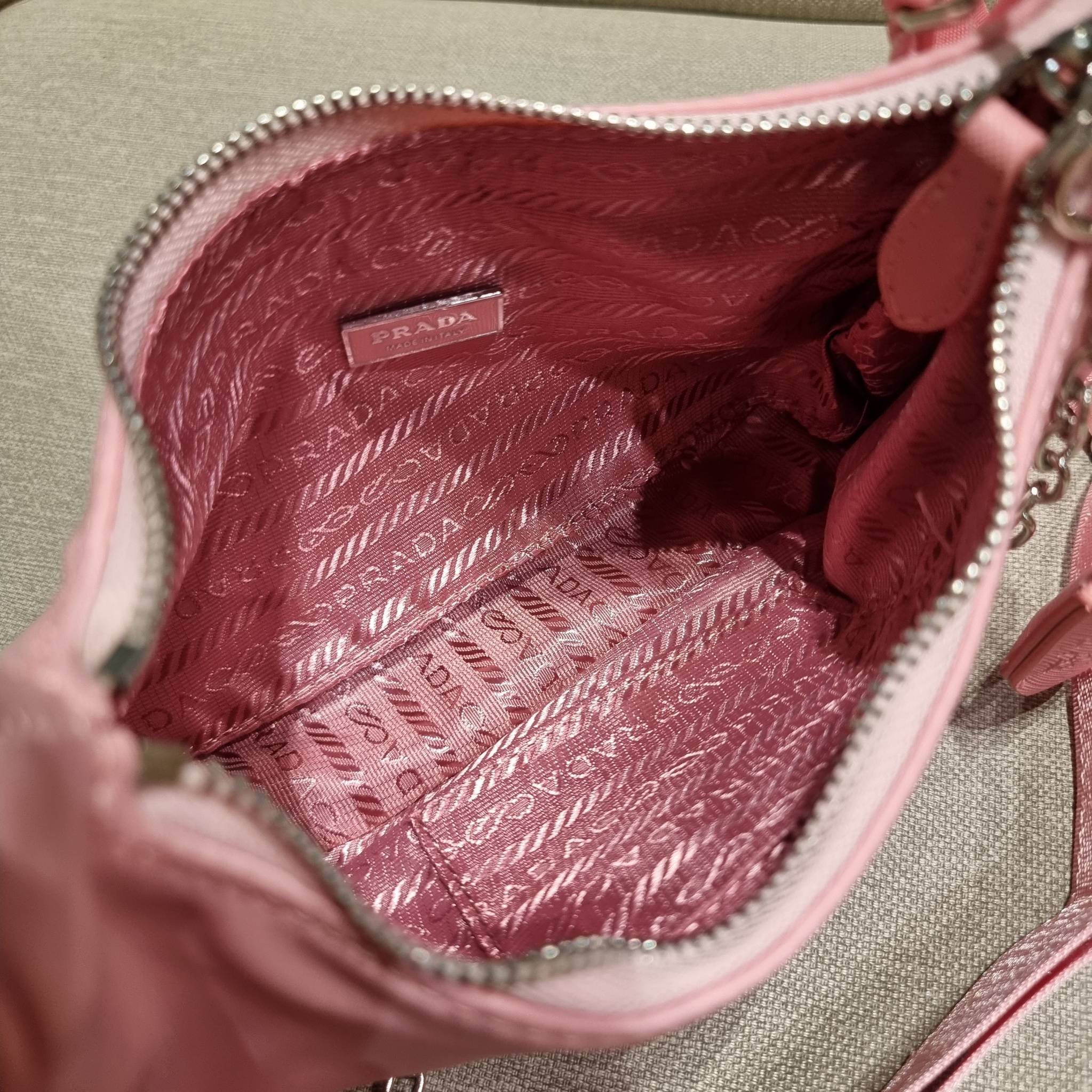 VIP 🥂 PRADA RE-EDITION 2005 RE-NYLON SHOULDER BAG ไอเท็มสุดปัง ที่ฮิตตลอดกาลไม่ว่าจะปีไหนๆ จัดให้ครบทั้งสีขายดีและสีใหม่ล่าสุด ที่สายคุณหนูห้ามพลาด!! กับกระเป๋าสะพายทรงคลาสสิค เหมาะเป็น everyday bag มากๆ วัสดุผ้าไนล่อนคุณภาพ พร้อมใบลูก ไว้ใส่เหรีย