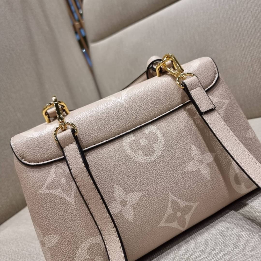 VIP 🥂 LV MADELEINE BAG ใหม่ล่าสุด อีกหนึ่งรุ่นคลาสสิคหายาก ที่สาวๆรอคอย กระเป๋าถือ/สะพายข้าง ดีไซน์เรียบง่าย แต่เต็มไปด้วยดีเทลความหรู วัสดุหนังวัวปั๊มลายเอกลักษณ์ เปิด‐ปิดด้วยอะไหล่กดล็อคสีทองหรู และมีพวงหนังห้อยพิเศษแถมมาให้ด้วย ภายในแบ่งสัดส่วน