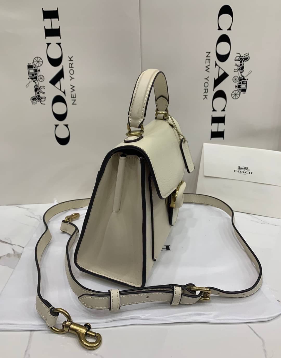 COACH TABBY TOP HANDLE 20 พร้อมส่งที่ไทยค่ะ! กระเป๋าหิ้ว//สะพายข้างได้ หนังแท้อย่างดี กหนึ่งใบทำหนังสองลายได้อย่างสวยงาม พร้อมโลโก้รุ่นใหม่ล่าสุดดูดีมากๆค่ะ เปิดปิดกระเป๋าแบบกดล็อค ภายในมีช่องหลักสองช่อง ใส่มือถือได้ทุกรุ่น;กระเป๋าเงินใบกลางได้;ของจำเป็นจ