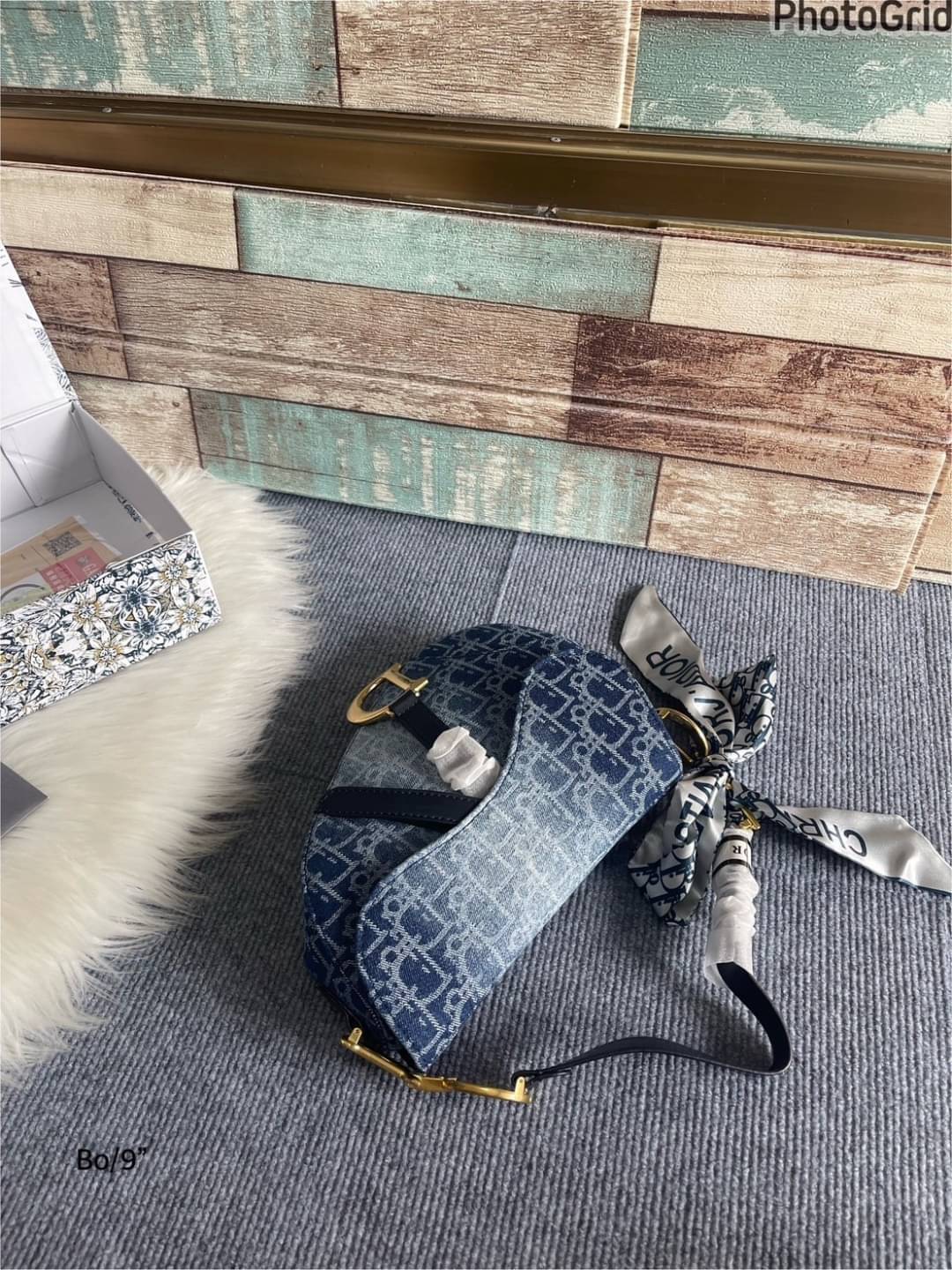 DIOR Saddle Bag Blue Denim Oblique กระเป๋าถือทรงอานม้า เอกลักษณ์ของแบรนด์หรูหรา รุ่นเดนิมฟอกอะไหล่ทองสวยงาม
