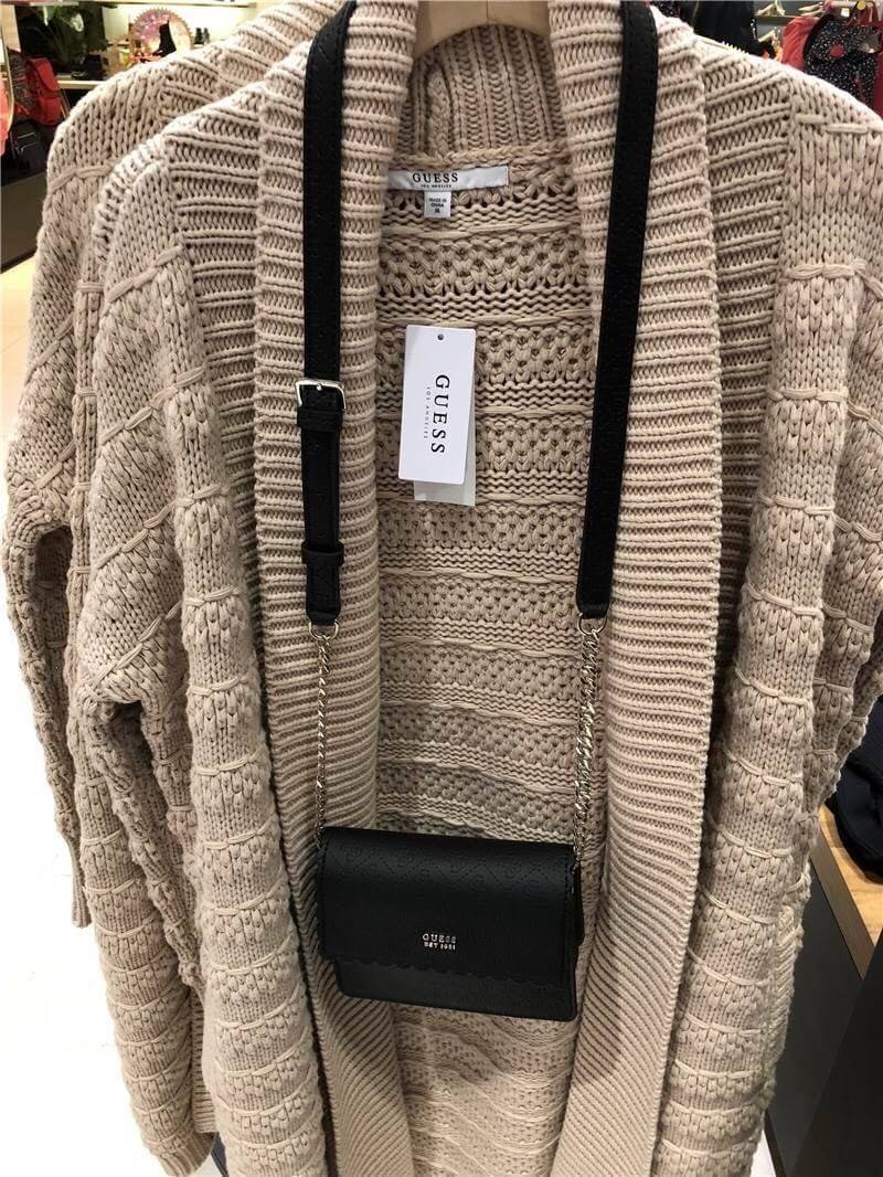 Guess Rayna Logo-Embossed Mini Crossbody กระเป๋าสะพายข้างทรง ครอสบอดี้ วัสดุหนัง pu ปั้มลาย Signature รอบใบรวมถึงสายยาว สวยตั้งอยู่ทรง ด้านหน้ามีโลโก้แบรนด์ เปิดปิดด้วยฝาปิดกระดุมแม่เหล็กซับในลายแบรนด์ มีช่องใส่บัตร ใส่มือถือ ของใช้จุกจิกได้เยอะ น้ำหนักเบ