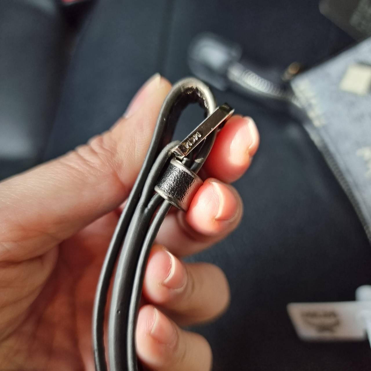 M.C.M MINI SHOULDER BAG IN VINTAGE JACQUARD MONOGRAM คอลเลคชั่นใหม่ล่าสุด โดดเด่นด้วยลายโมโนแกรม ถักทอบนผ้า woven jacquard กระเป๋าสะพายทรงพอชที่ไม่ธรรมดา มาพร้อมสายสะพายในตัว สามารถปรับใช้ได้ 2 แบบ สายยาวสะพายข้าง หรือจะนำสายเส้นกลางออกและปรับใช้สะพายไหล่