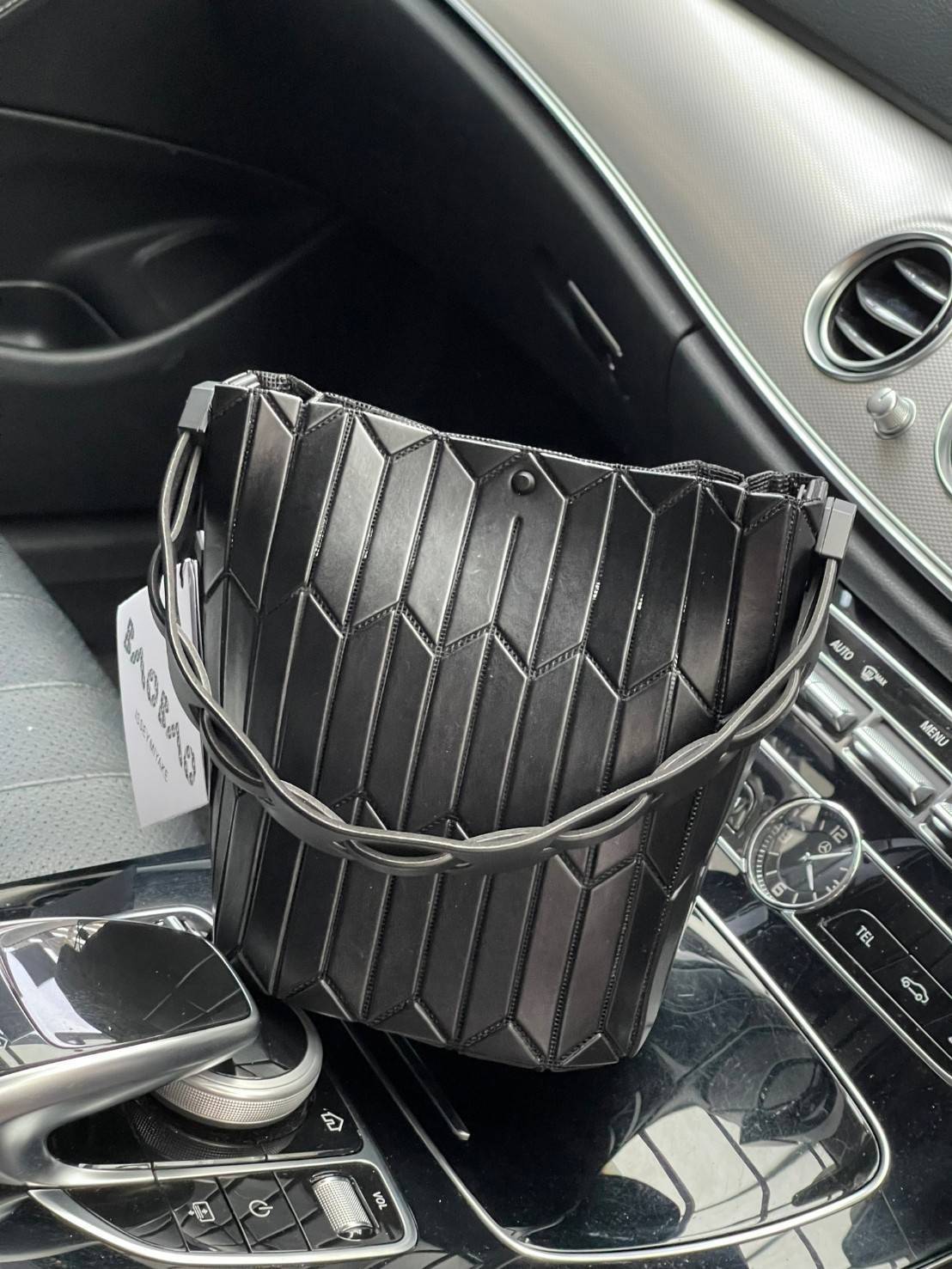 Small : BAO BAO ISSEY MIYAKE SMALL BUCKET เป็นกระเป๋าบัคเก็ตขนาดเล็กสามารถใช้ใส่กระเป๋าสตางค์และโทรศัพท์มือถือได้ ซีรีย์ใหม่นี้มีจุดเด่นที่แผ่นรูปทรงสี่เหลี่ยมด้านขนานในแนวตั้ง เกิดเป็นรูปทรงสามมิติซึ่งแตกต่างไปจากรูปทรงที่เกิดขึ้นจากแผ่นสามเหลี่ยม หูหิ้ว