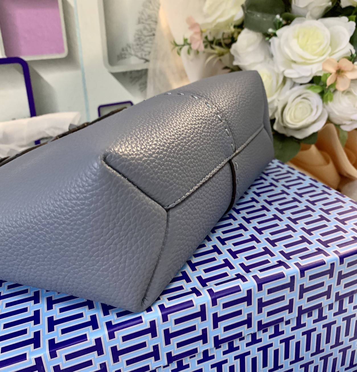 Tory Burch McGraw Mini Top Zip Satchel กระเป๋าสะพายทรงสวย ขนาดกำลังดี หูจับถนัดมือ วัสดุหนังแกะสังเคราะห์หนังสวยเงาขึ้นรูป ประดับโลโก้แบรนด์ด้วยหนังที่ด้านหน้า จะสะพายข้างหรือcrossbody ได้หมด แมทกับชุดได้ง่าย น้ำหนักเบาค่ะ มาพร้อมสายสะพายยาวปรับระดับได้ ถ