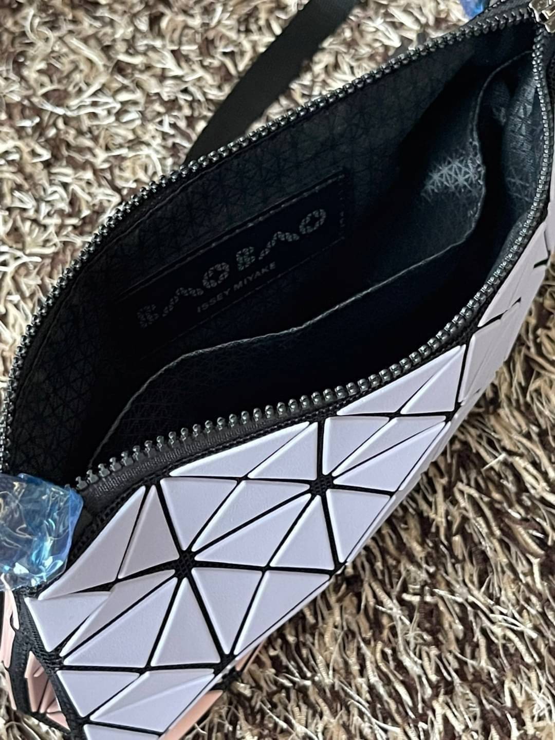 Baobao Issey Miyake Prism Kangaroo crossbody bag กระเป๋าสะพาย Crossbody รูปทรงสี่เหลี่ยมผืนผ้า ไซส์กำลังพอดี เห็นแบบนี้บอกเลยว่าใส่ของสำคัญได้แบบครบถ้วน ไม่ว่าจะเป็นโทรศัพท์ กระเป๋าตังค์ หรือพาวเวอร์แบงค์ จัดเป็นอีกหนึ่งรุ่นที่น่ารัก สายสะพายปรับได้ตามควา