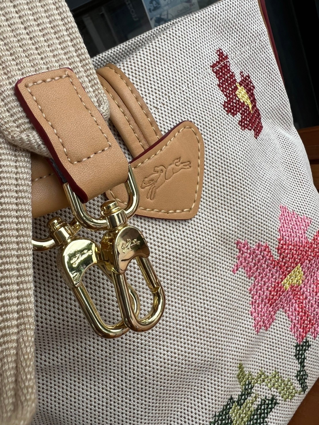 LONGCHAMP ROSEAU ESSENTIAL FLEURS Bucket bag S - กระเป๋าทรงถังขนาดเล็ก วัสดุผ้าฝ้าย ลายปักษ์ดอกกุหลาบ Roseau เป็นคอลเล็คชั่นที่สดใสและเรียบง่าย ซับในสีพื้น อะไหล่สีทอง น้ำหนักเบา จุของได้เยอะ มีสายสะพายไล่ ถอดสายได้ Crossbody ได้