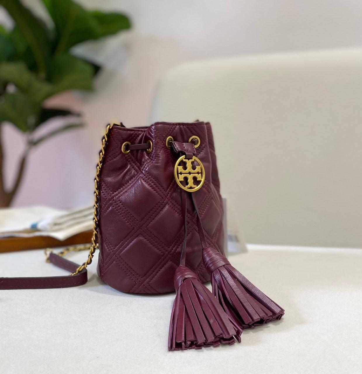 Tory Burch Fleming Soft Mini Bucket Bag กระเป๋าทรงขนมจีบขนาดมินิรุ่น Fleming ที่ตัดเย็บจากหนังแท้