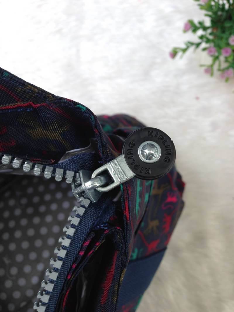 Kipling รุ่น Cicele กระเป๋าสะพายไหล่ใบใหญ่ สวยน่ารัก ตัวกระเป๋าด้านในเป็นช่องโล่งแบบปิดเปิดด้วยซิป มีช่องซิปด้านใน ด้านข้างกระเป๋า มี 2 ช่อง ปิดเปิด ด้วยเทป พร้อมที่ใส่โทรศัพท์ ปากกา และ MP 3 ในส่วนด้านใน และ ด้านข้างกระเป๋า ซ้าย-ขวา เป็นช่องขนาดเล็กสำหรั