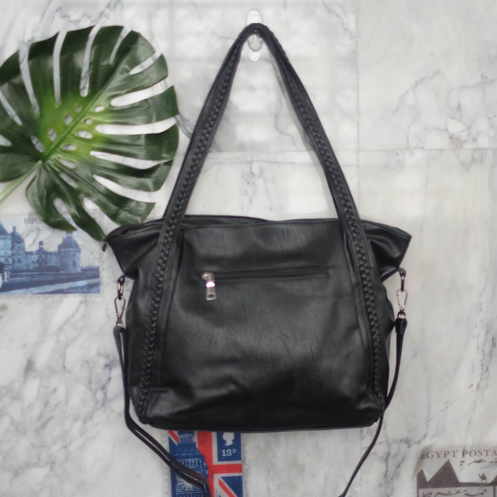 ขายดีมาก มากี่รอบก้อหมด สำหรับรุ่นนี้ เป็นกระเป๋าทรง Tote ของจริงสวยคะ หนังนิ้ม นิ่ม ค่า ดีต่อใจ 😁❤️ 〰〰〰〰〰 รุ่นใหม่ล่าสุด หนังนิ่ม อะไหล่ดำ ภายใน มี ช่อง 3 ช่องใหญ่ แบ่งเก็บของได้คุ้ม เป็นสัดส่วนดีคะ น้ำหนักเบา จุของได้คุ้มคะ มีสายยาวให้ ถื