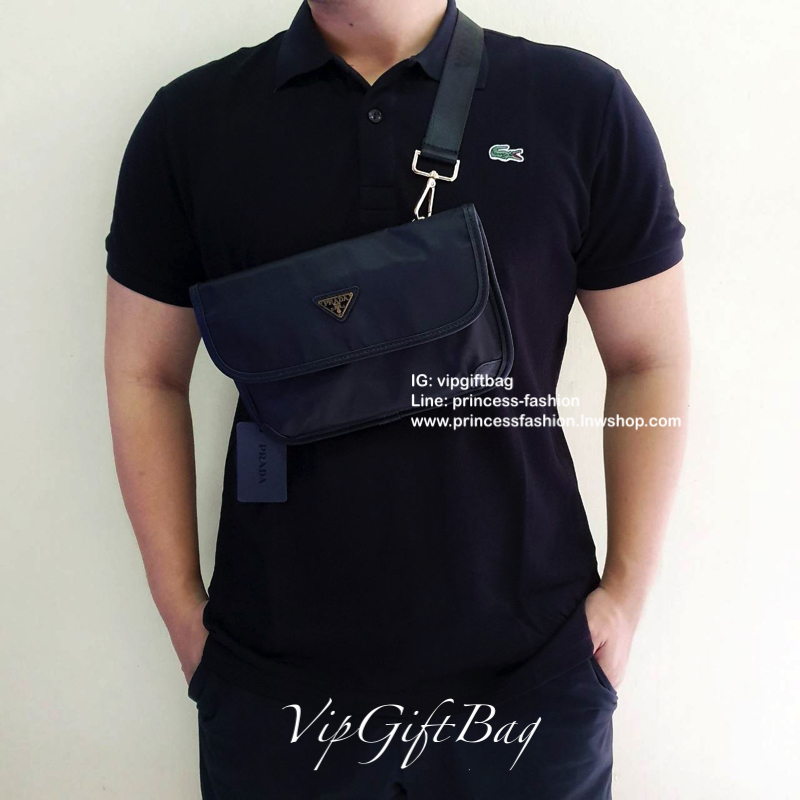 Prada Bag ทรงใหม่มีไว้ไม่ซ้ำใครแน่นอนคะ จะสะพายข้าง หรือ คาดอกก็ได้คะ วัสดุทำจากผ้าNylon กันน้ำ ตัวอะไหล่สีเงิน ขนาดกำลังดี ใส่ของได้เยอะคะ มือถือ กระเป๋าตังใส่ได้ สบายๆคะ ด้านหน้าและด้านหลังมีช่องซิปแยกให้อีกคะ ใช้ได้ทั้งผู้ชายผู้หญิงเลยคะ ด้านข้างกระเป๋