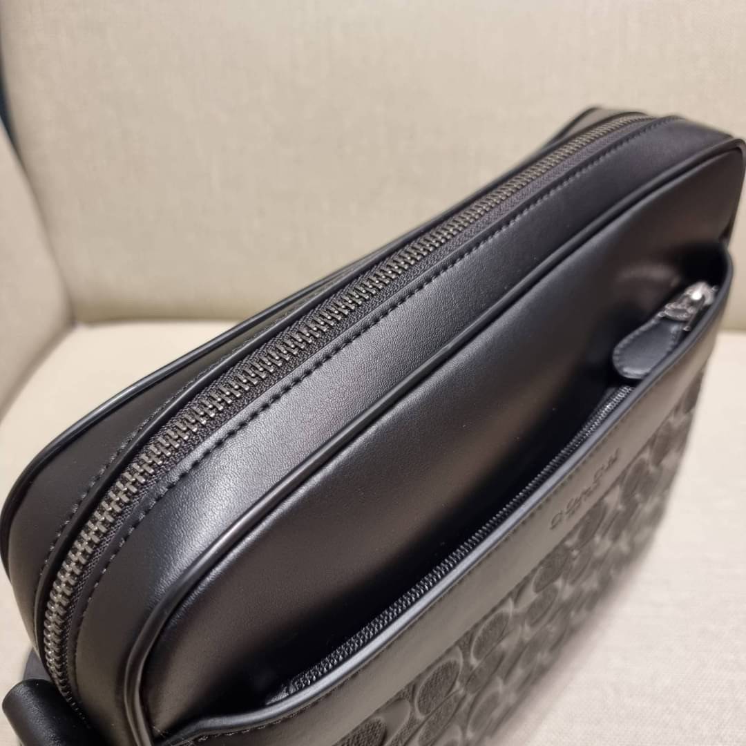 COACH F28455 CHARLES CAMERA BAG IN SIGNATURE LEATHER รุ่นสุดฮิตที่หนุ่มๆเค้ารู้กัน กับกระเป๋าสะพายข้างทรงแมสเซนเจอร์ ที่อัพเลเวลความหรูด้ายลายปั๊มซิกเนเจอร์นูน บนวัสดุหนัง crossgrain ตัดสลับด้วยหนังแท้ สัมผัสดีทั้งใบ มีช่องซิปให้ด้านหน้า และช่องย่อยด้านหล