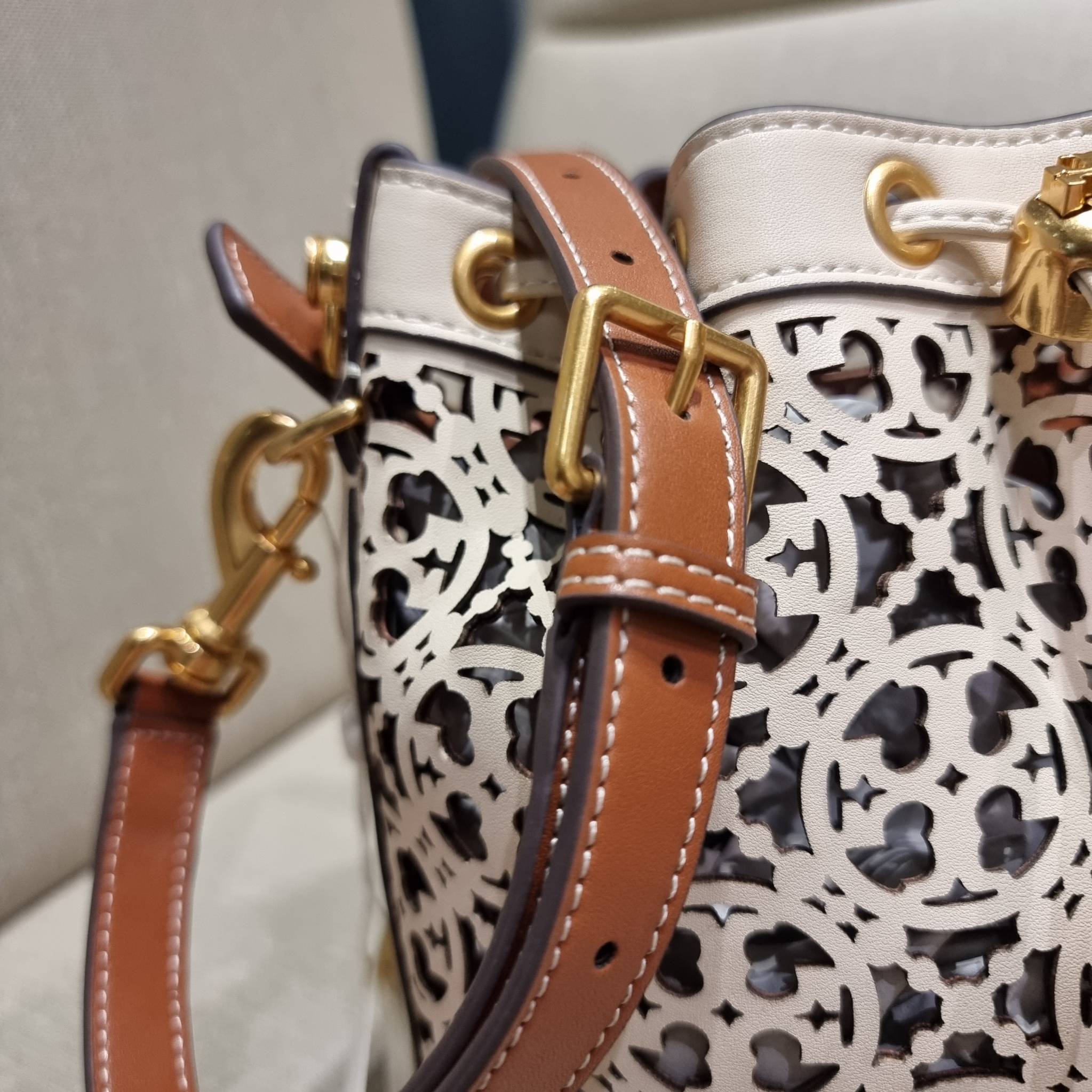 TORY BURCH T MONOGRAM LASER-CUT BUCKET BAG ใจบางที่สุดกับคอลเลคชั่นนี้ กับกระเป๋าสะพายทรงบัคเก็ต รุ่นชูโรงสุดฮิต ที่เพิ่มดีเทลความแพงด้วยการฉลุลวดลายโมโนแกรมรอบใบ ถักทอเป็นเส้นลายสานที่สวยงามมาก งานฝีมือจริงๆ วัสดุหนัง cowhide รูดเปิด-ปิดด้วยเส้นหนัง มาพร