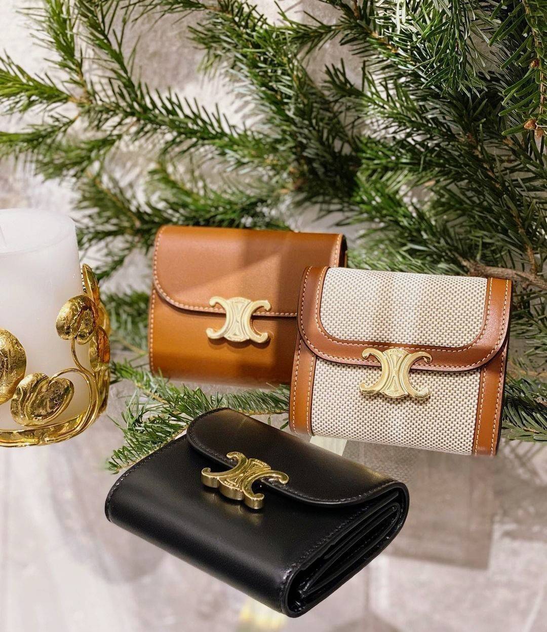 CELINE SHORT WALLET VIP กระเป๋าสตางค์ซีลีน หนังเรียบสวยอยู่ทรงมีโลโก้ด้านหน้าเปิดปิดด้วยฝาพับกระดุม ภายในมีช่องแบ่งหลายช่อง มีช่องใส่บัตรหลายช่อง ช่องใส่เหรียญ ช่องใส่ธนบัตร ใส่แบงก์พันได้เหมือนกระเป๋าสตางค์ยาวไอเท็มแนะนำ ล๊อตพิเศษ!! แถมสายโซ่สามารถสะพายไ