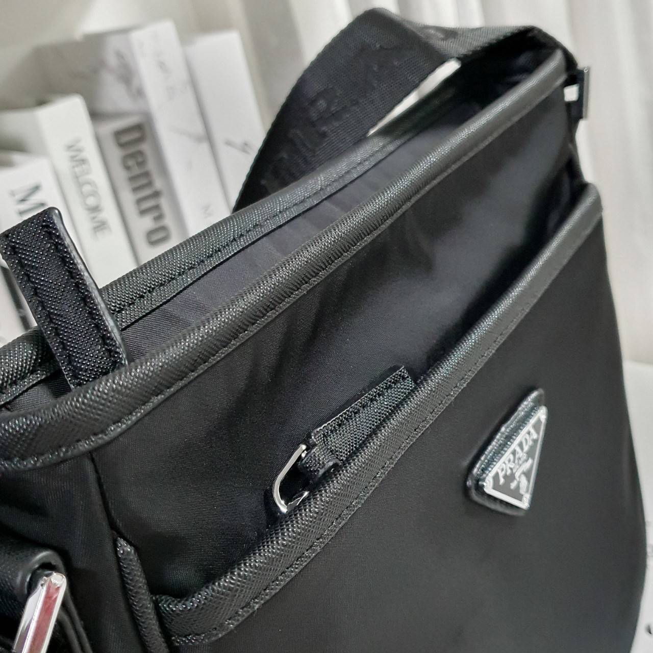 PRADA Re-Nylon logo-plaque messenger bag พร้อมส่งรุ่นใหม่ จากแบรนด์Prada ทรง Messenger ทรงยอดฮิตของคุณผู้ชายเลยค่ะ วัสดุทำจากผ้าNylon อย่างหนา กันน้ำได้คะ มีโลโก้แบรนด์อยู่ข้างหน้า ตัวกระเป๋าอยู่ทรง อะไหล่เงินทั้งใบ ด้านในบุผ้าลายแบรนด์อย่างดี เปิดปิดด้วย