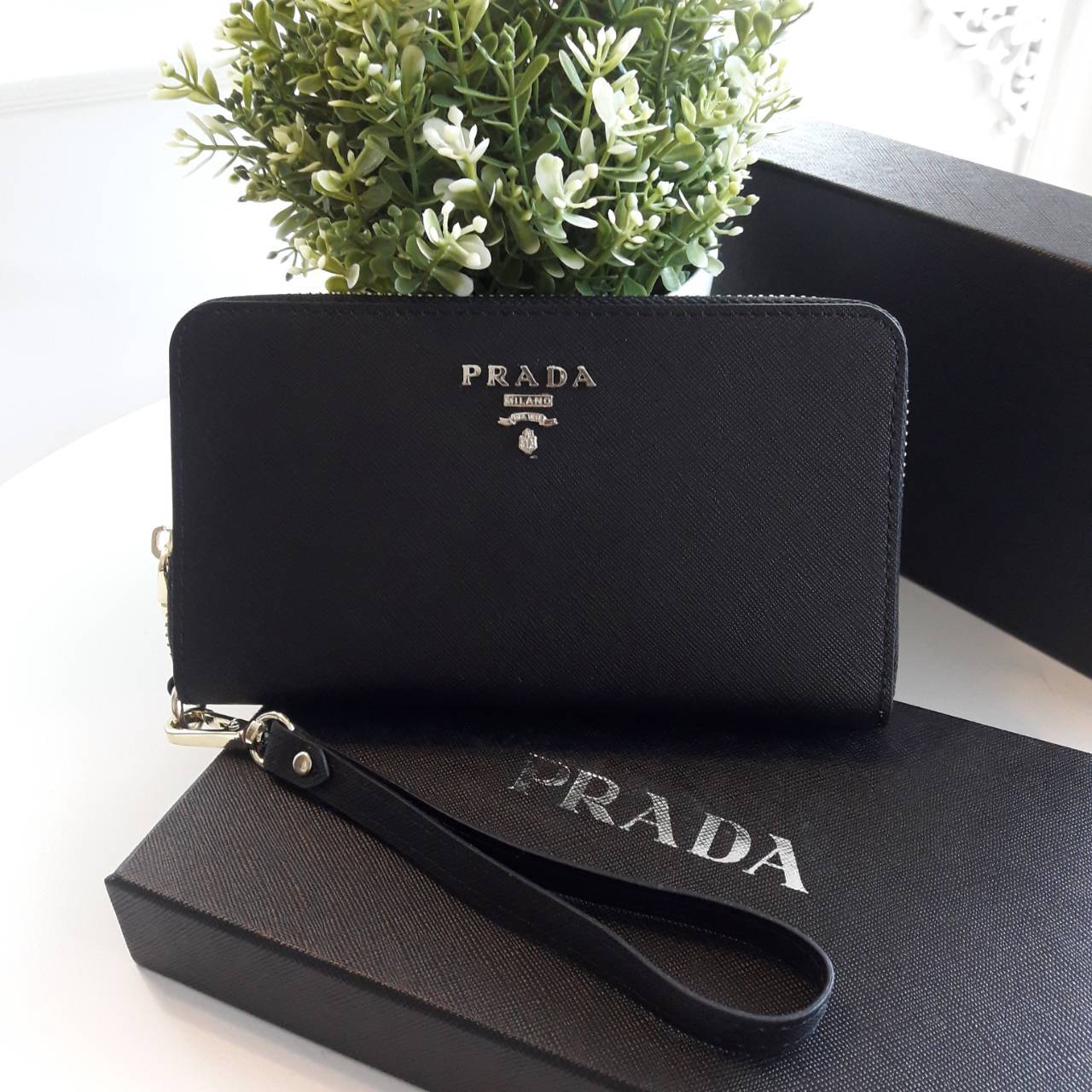 New arrival ! รุ่นที่รอคอย เข้าแล้วค้า กับ Prada Wallet Saffiano กระเป๋าสตางค์ซิปรอบ รับทรัพย์ **พร้อมสายคล้องมือ เปิดปิดด้วยซิป อะไหล่ทอง ปั้มแบรนด์ ทั้งใบ **จุดเด่น มีช่องใส่มือถือ ได้ถึง iphone7+ ใส่บัตรได้หลายช่อง ด้านในมีช่องซิปแยกอีก1ช่อง แถมยังมี ช