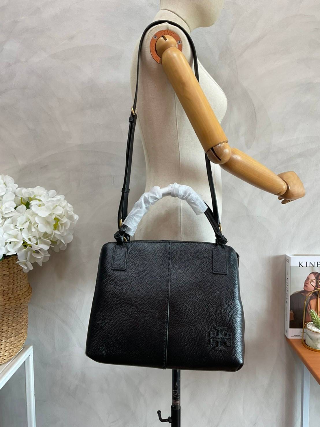 TORY BURCH Mcgraw Satchel Tote Bag (Size L) กระเป๋าถือ/สะพาย Crossbody วัสดุหนังลูกวัวแท้ 100% ด้านหน้าประดับโลโก้หนัง ตัดเป็นรูปตัว T สัญลักษณ์แบรนด์ ตัวกระเป๋าเดินด้ายเล่นลายเพิ่มลูกเล่น เพื่อความเก๋!!