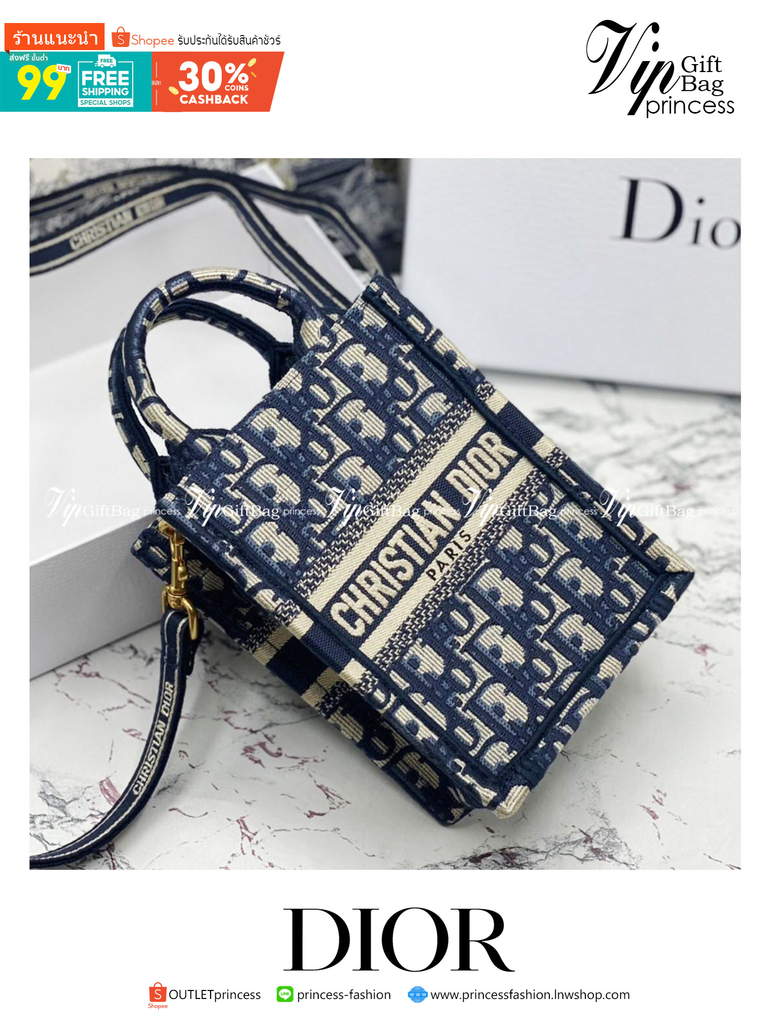 ORI 】Mini Dior Book Tote Phone Bag Blue Dior Oblique Embroidery พร้อมส่งที่ไทย ภาพสินค้าถ่ายจากงานขายจริง ใช้งานต่างประเทศได้ กระเป๋าใบมินิจะใส่โทรศัพท์ได้เช่นเดียวกับของใช้จำเป็นเล็กๆ น้อยๆ ในแต่ละวัน มาพร้อมสายสะพายไหล่แบบปักที่ปรับได้และถอดออกได้ อุปกร