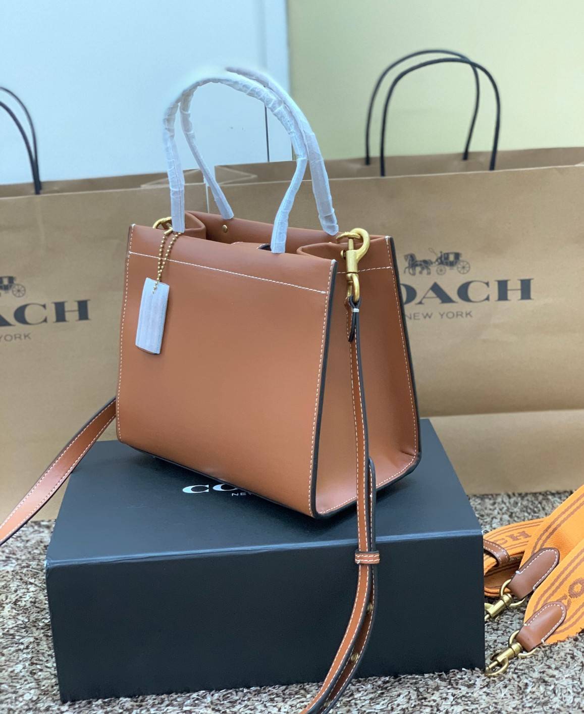 สินค้าออกใหม่ยังไม่ช้อปเข้าไทยจ้าา พร้อมส่งที่นี่ที่เดียว แค่สายสะพายก็คุ้มแล้วจ้าา! COACH CASHIN CARRY TOTE ((C8544)) พร้อมส่งที่ไทย สวยก่อนใครรับสงกรานต์นี้ค่าา! กระเป๋าทรงTote หนังแท้เรียบ นิ่มสวยงามค่ะ