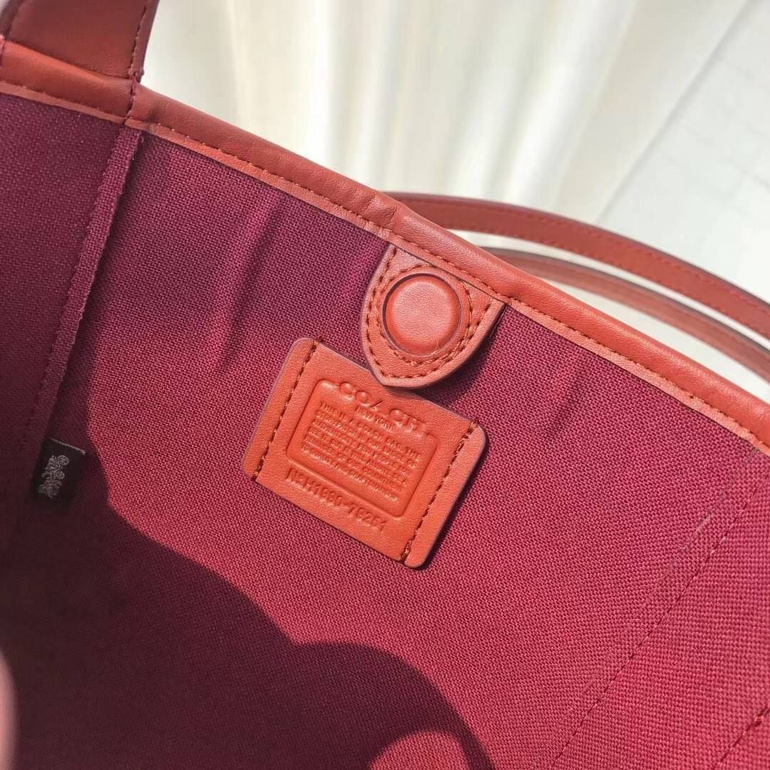 COACH HADLEY HOBO signature canvas กระเป๋าถือหรือสะพายข้าง เรียบหรู ลาย signature brand ปรับเปลี่ยนได้ 2 ทรง เปิด-ปิด กระดุมแม่เหล็ก พร้อมตะขอเกี่ยว ภายในกว้าง จุของได้เยอะ มีสายสะพายยาวถอดได้ ปรับระดับได้ค่ะ สวยหรูดูดี ใบนี้ไม่ควรพลาดค่า