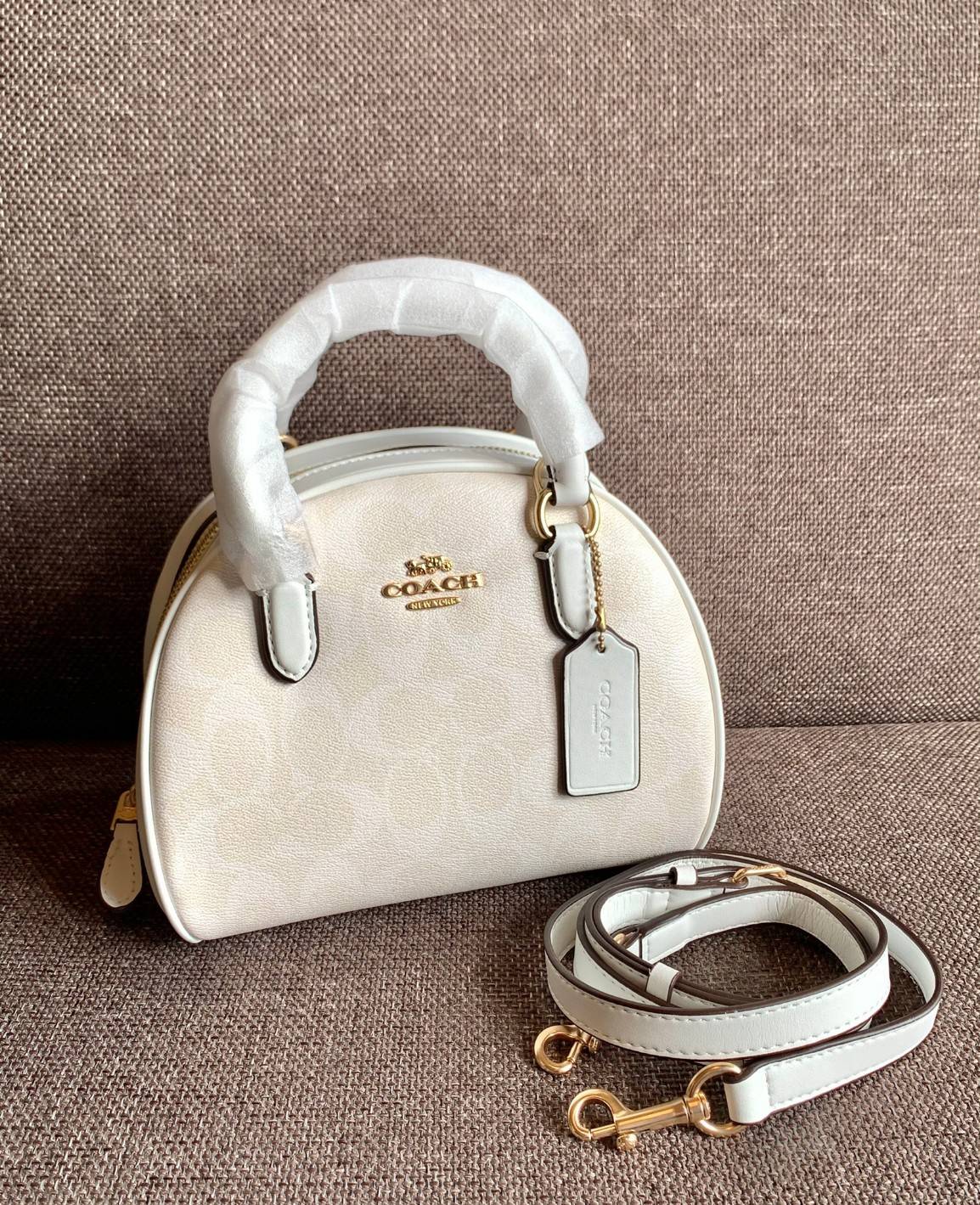 COACH SYDNEY SATCHEL BAG CA202 CA591 CB596 ใหม่ล่าสุด กับคอลที่สาวๆต้องหลงรัก กระเป๋าสะพายทรง satchel ที่มีรูปทรงดึงดูดสายตา สวยแรกเห็น วัสดุหนัง crossgrain พร้อมหูจับในตัว เปิด-ปิดด้วยซิป ภายในโล่งกว้าง ขนาดกำลังดี มีสายครอสให้ ปรับได้ตามชอบ ใบจริงลูกคุณ