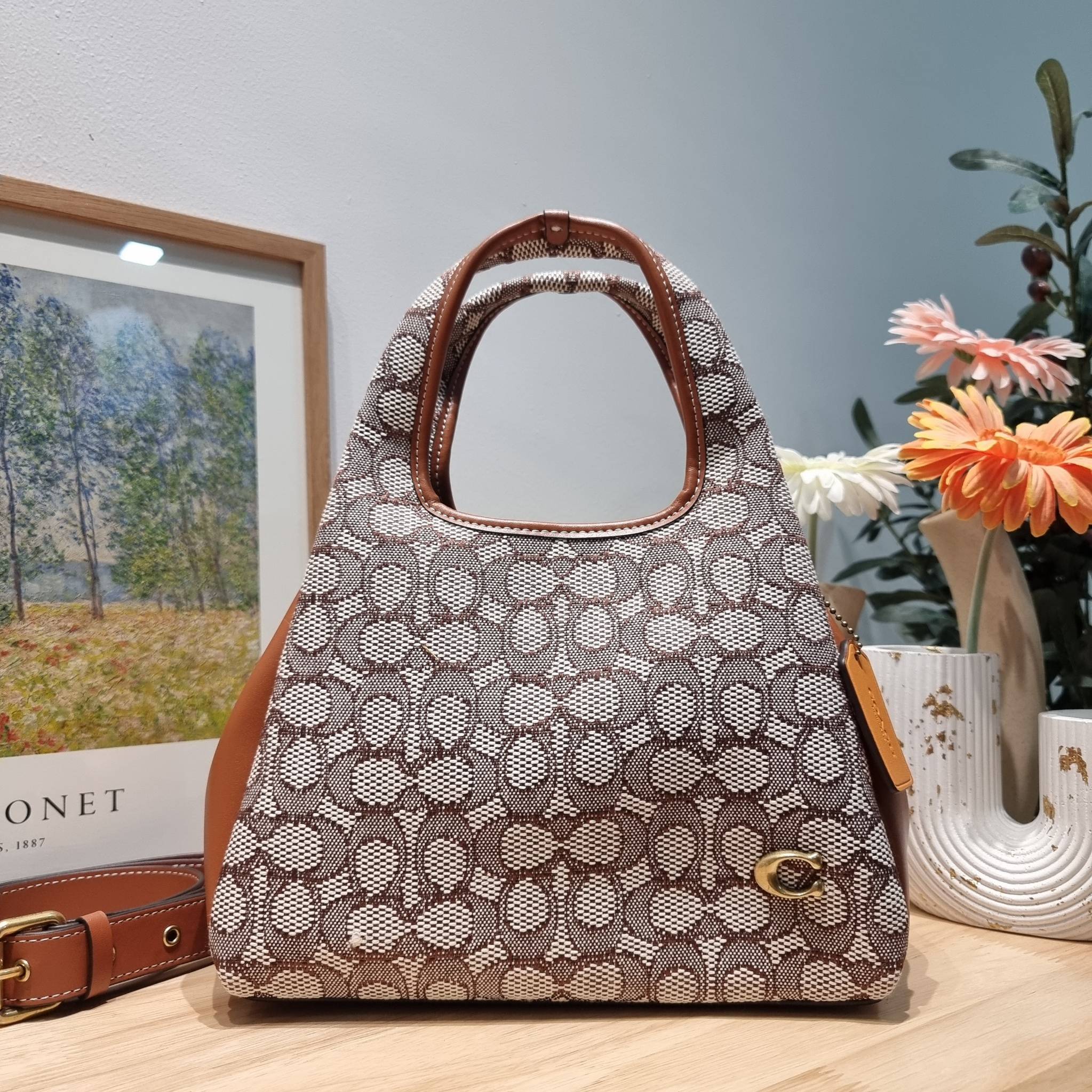 COACH LANA SHOULDER BAG 23 IN SIGNATURE JACQUARD CM550 พร้อมส่ง กระเป๋าถือ/สะพายทรงเก๋ โดดเด่นด้วยลวดลายซิกเนเจอร์บนผืนผ้าทอสวย หูจับในตัวถือสะดวก รีบช้อปได้ใช้ก่อนใครไปเลย