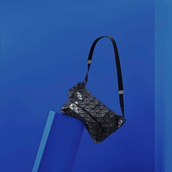 Baobao Issey Miyake Prism Sac ชาวมินิมอลทั้งชายและหญิงต้องถูกใจรุ่นนี้ เพราะ Prism Sac เป็นกระเป๋าแบบ unisex ที่มาพร้อมกับความเรียบง่ายของวัสดุเนื้อแมตต์ แต่ให้ลุคสไตล์เท่แบบคูลๆ โดดเด่นด้วยดีไซน์ที่ออกแบบมาให้ใช้งานที่ง่าย ตอบโจทย์ทุกสถานการณ์ฝาพับแบบเปิ