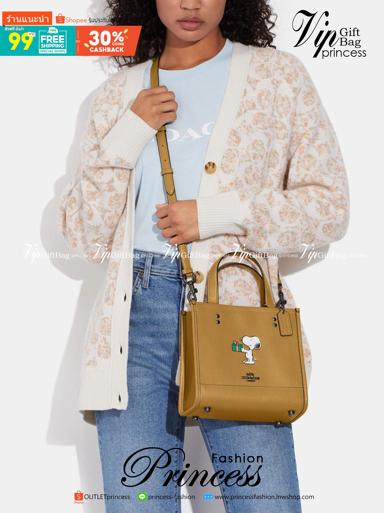 coach x peanuts dempsey tote 22 with snoopy present motif CE918 คอลเลคชั่นใหม่ น้องน่ารักเกินต้านไปมาก!! กับกระเป๋าทรงโท้ท ไซส์กำลังสวย ดีไซน์ ลายการ์ตูนยอดฮิต ที่ใครๆก็ต้องรู้จัก พิมพ์คมชัดลงบนหนัง pepble ผิวสัมน่าใช้ ปากกระเป๋ามีกระดุมแม่เหล็กปิดกันของห