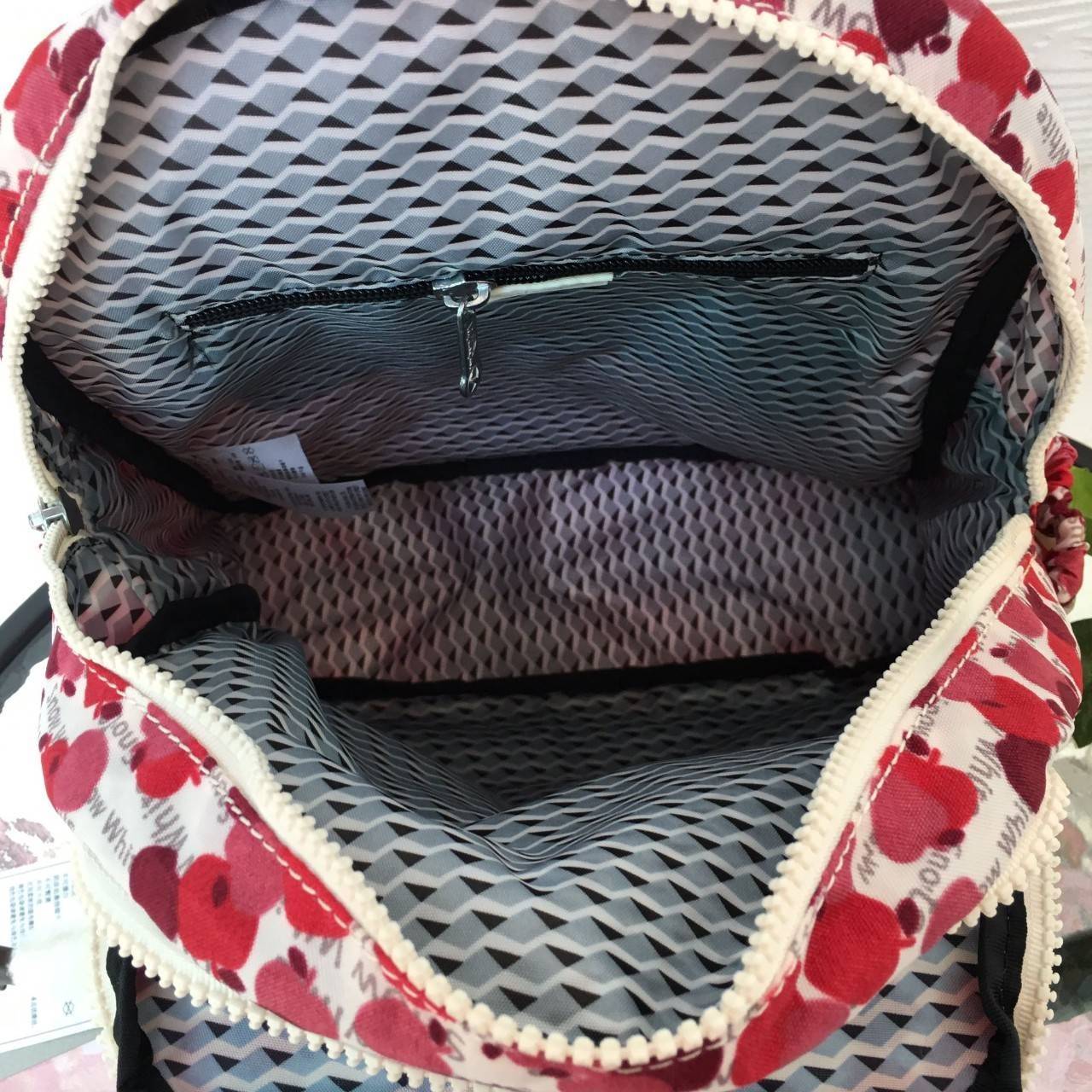 Kipling Basic Plus Capsule asia EWO 2018 k14376 Kipling มาพร้อมดีไซน์ทันสมัย สนุกสนาน ใช้งานได้อย่างคล่องตัว ด้วยสีและลายสุดคลาสสิก โดดเด่นด้วยพื้นที่ภายในและช่องต่างๆ ที่ให้คุณจัดเก็บของสำคัญได้ครบถ้วน