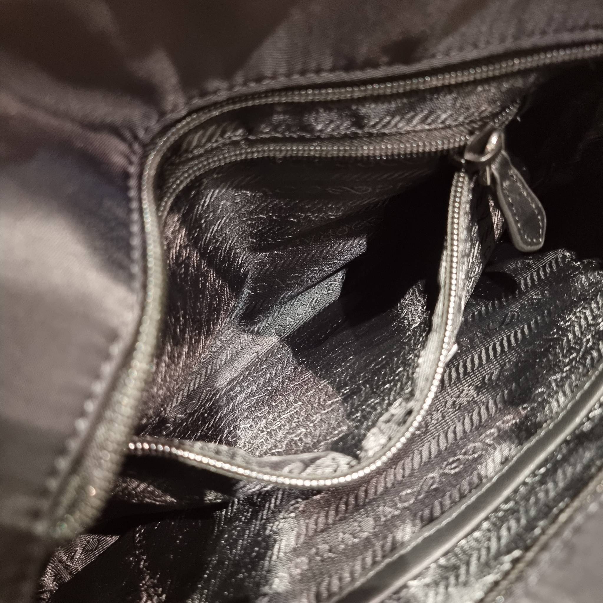 PRADA RE-NYLON TESUTO TOTE BAG กระเป๋าทรงช้อปปิ้ง ขนาดกำลังสวย รุ่นหายาก ขายดีตลอดกาล!!ด้วยรูปทรงที่ใช้งานง่ายและสะดวก ทำให้ครองใจทั้งสาวๆและหนุ่มๆได้ไม่ยาก วัสดุผ้าไนล่อนคุณภาพ พร้อมใบลูก ไว้ใส่เหรียญ ใส่กุญแจได้สารพัด ปากกระเป๋ามีซิปปิดกันของหล่น ภายในเ