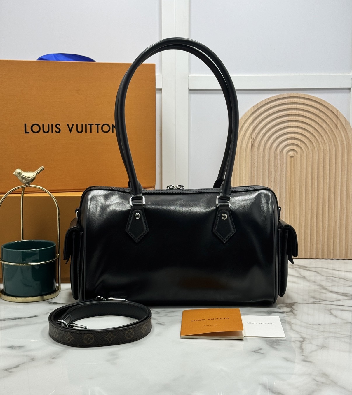 OP ORI หนังแท้ | LV Speedy Cargo Vibe Bag กระเป๋าถือคอลเลกชัน Vibe ผสานดีไซน์ดั้งเดิมยุค'30s เพิ่มความเท่ล้ำสมัยสไตล์นีโอร็อค หนังแท้แวววาวตกแต่งแอดเดรสแท็กลาย Monogram