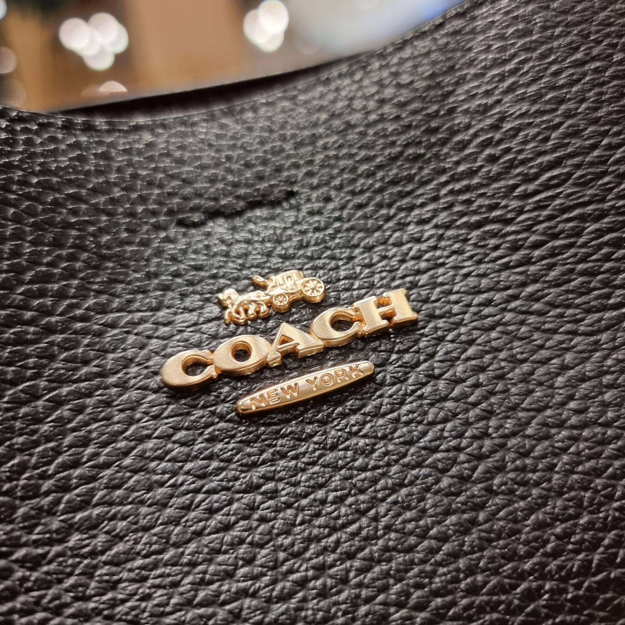 COACH 1011 SMALL TOWN BUCKET BAG รุ่นยอดนิยมใบเล็ก กระเป๋าทรงบัคเก็ต สีคลาสสิคเรียบหรู ตัดกับโลโก้สีทองดูโดดเด่น วัสดุหนัง pepble สวยคมทุกมุมจริงๆ!! เปิด-ปิดด้วยกระดุมแม่เหล็กทั้ง 2 ฝั่ง ภายในเป็นช่องโล่ง มาพร้อมสายสะพายปรับได้ตามตัว ขนาดใบนี้กำลังสวย สะพ