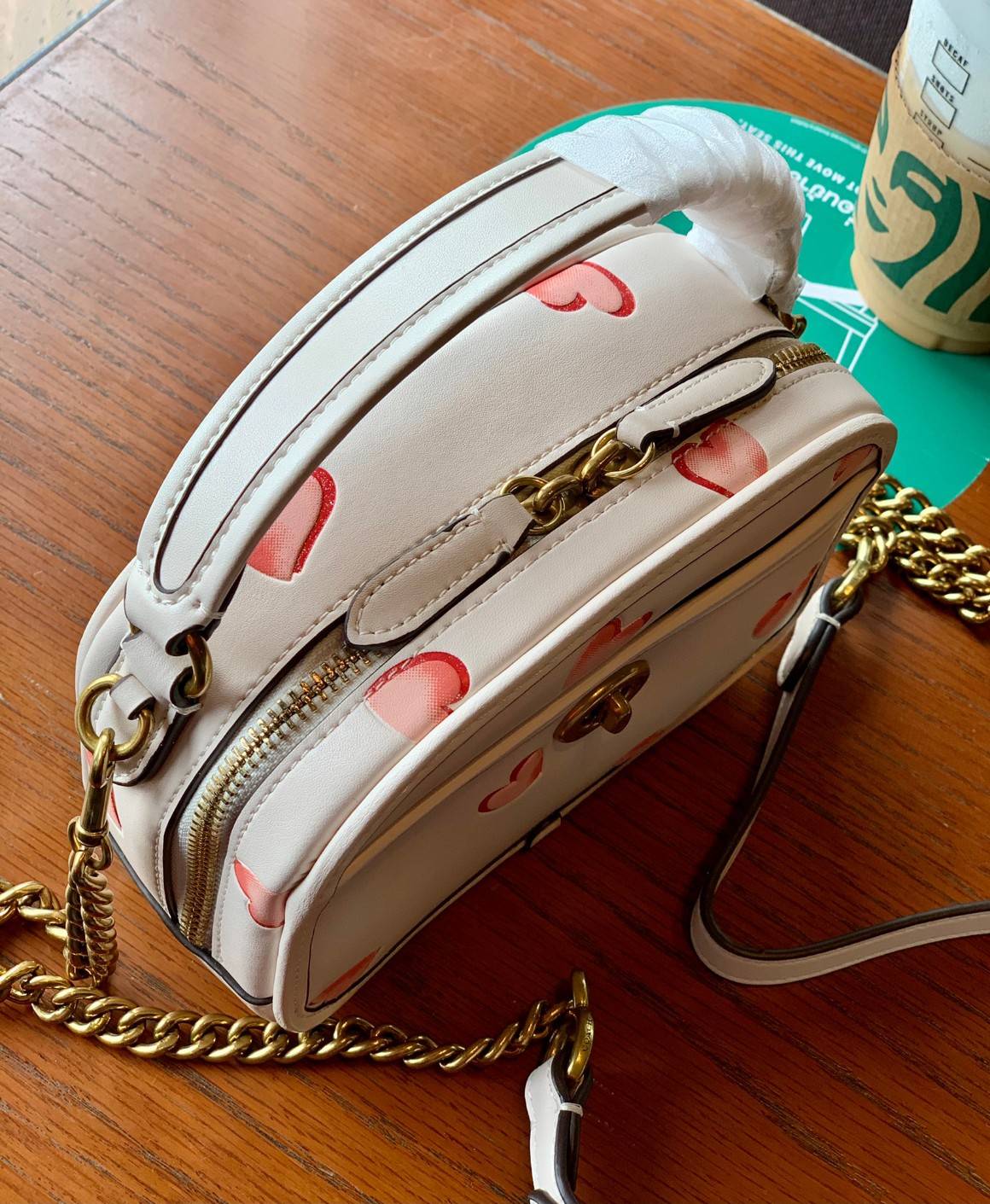 COACH LUNCHBOX TOP HANDLE WITH HEART PRINT ((C3920)) พร้อมส่งความน่ารักที่ไทย ตามมาติดๆค่ะ!! กระเป๋าสะพายข้างหรือแบบหิ้วออกงานเกร๋ๆได้เลยค่ะ หนังแท้อย่างดีสวยงามมากค่ะ ❤️จุดเด่นของรุ่นคือปริ้นลายหัวใจแบบ3D ทั้งใบ