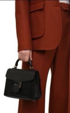 COACH TABBY TOP HANDLE 20 พร้อมส่งที่ไทยค่ะ! กระเป๋าหิ้ว//สะพายข้างได้ หนังแท้อย่างดี กหนึ่งใบทำหนังสองลายได้อย่างสวยงาม พร้อมโลโก้รุ่นใหม่ล่าสุดดูดีมากๆค่ะ เปิดปิดกระเป๋าแบบกดล็อค ภายในมีช่องหลักสองช่อง ใส่มือถือได้ทุกรุ่น;กระเป๋าเงินใบกลางได้;ของจำเป็นจ