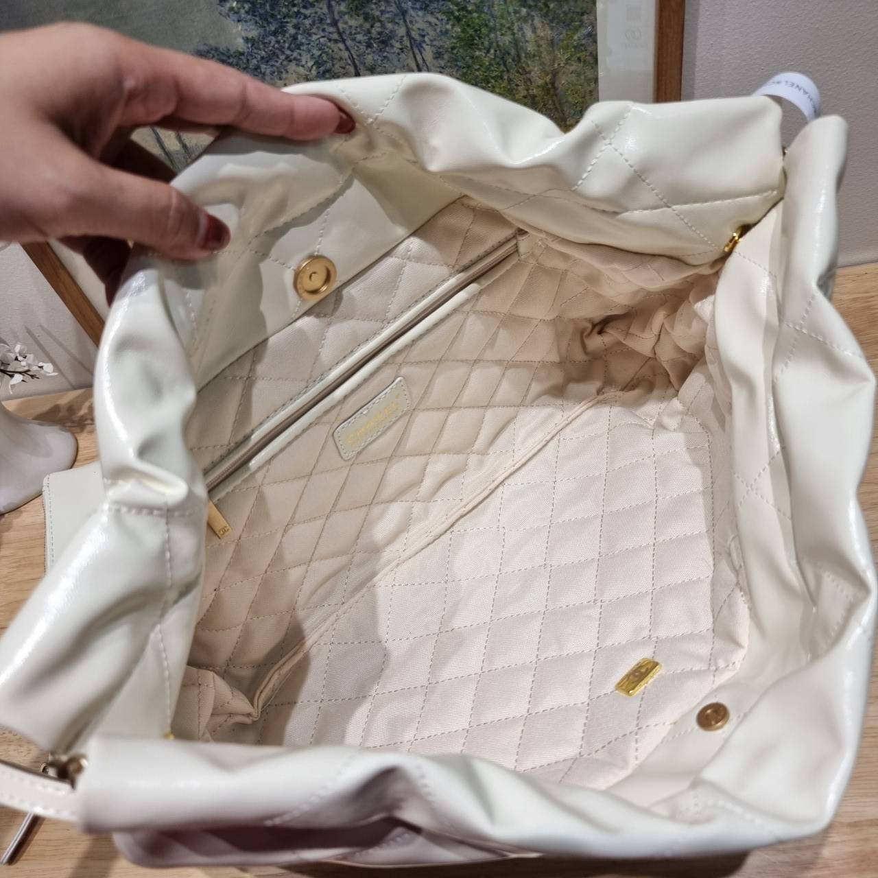 Chanel 22 horizontal bag แรงเกินต้านที่สุดกับไอเท็มนี้ ที่สาวๆหรือใครๆก็ต้องมี มาในไซส์ใหญ่ รูปทรงใช้ง่ายขึ้น แต่ยังจุได้หนักๆเหมือนเดิม ดูหรูหรา เกินเรื่องที่สุด