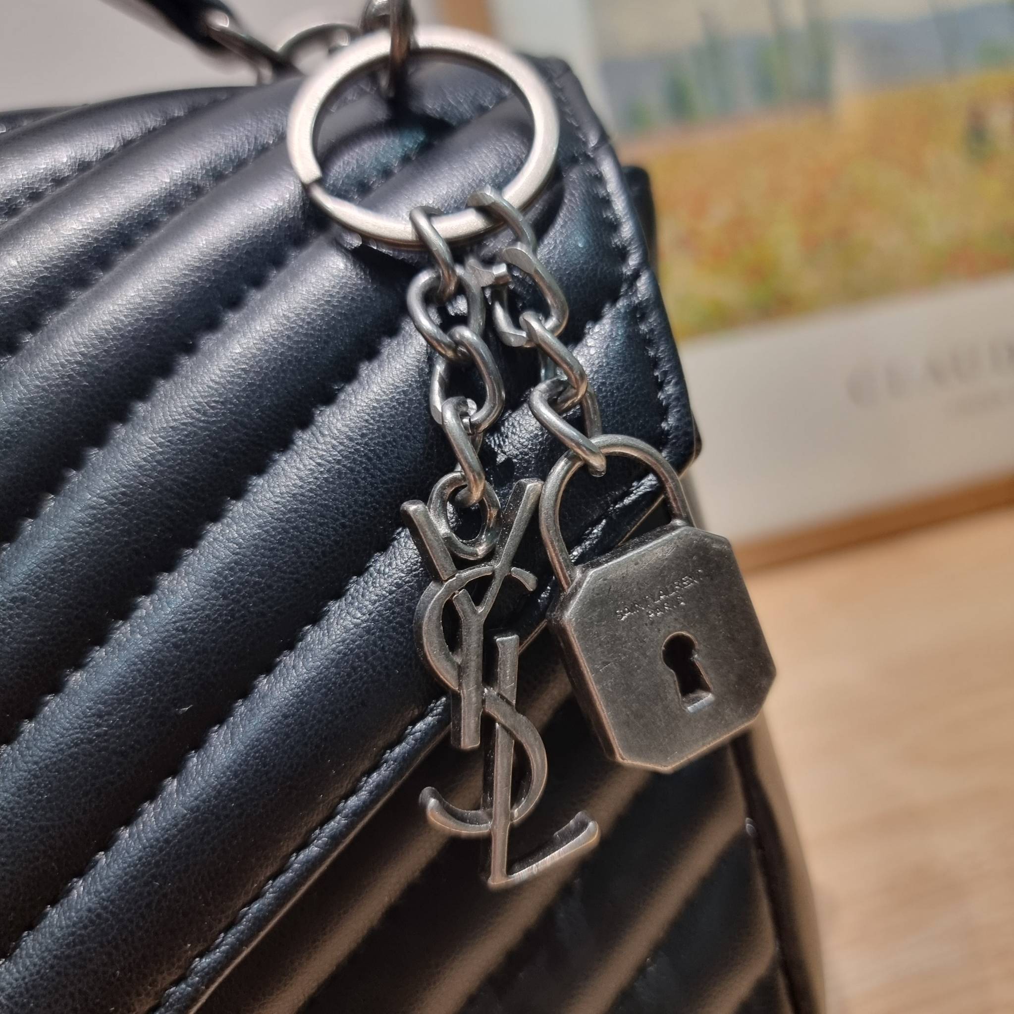 YSL College Medium Bag / Yves Saint laurent crossbody boutique กระเป๋าสะพายไหล่ ดีไซน์ทรงสวยหรู พิเศษ แถมฟรี พวงกุญแจห้อยเอกลักษณ์แบรนด์