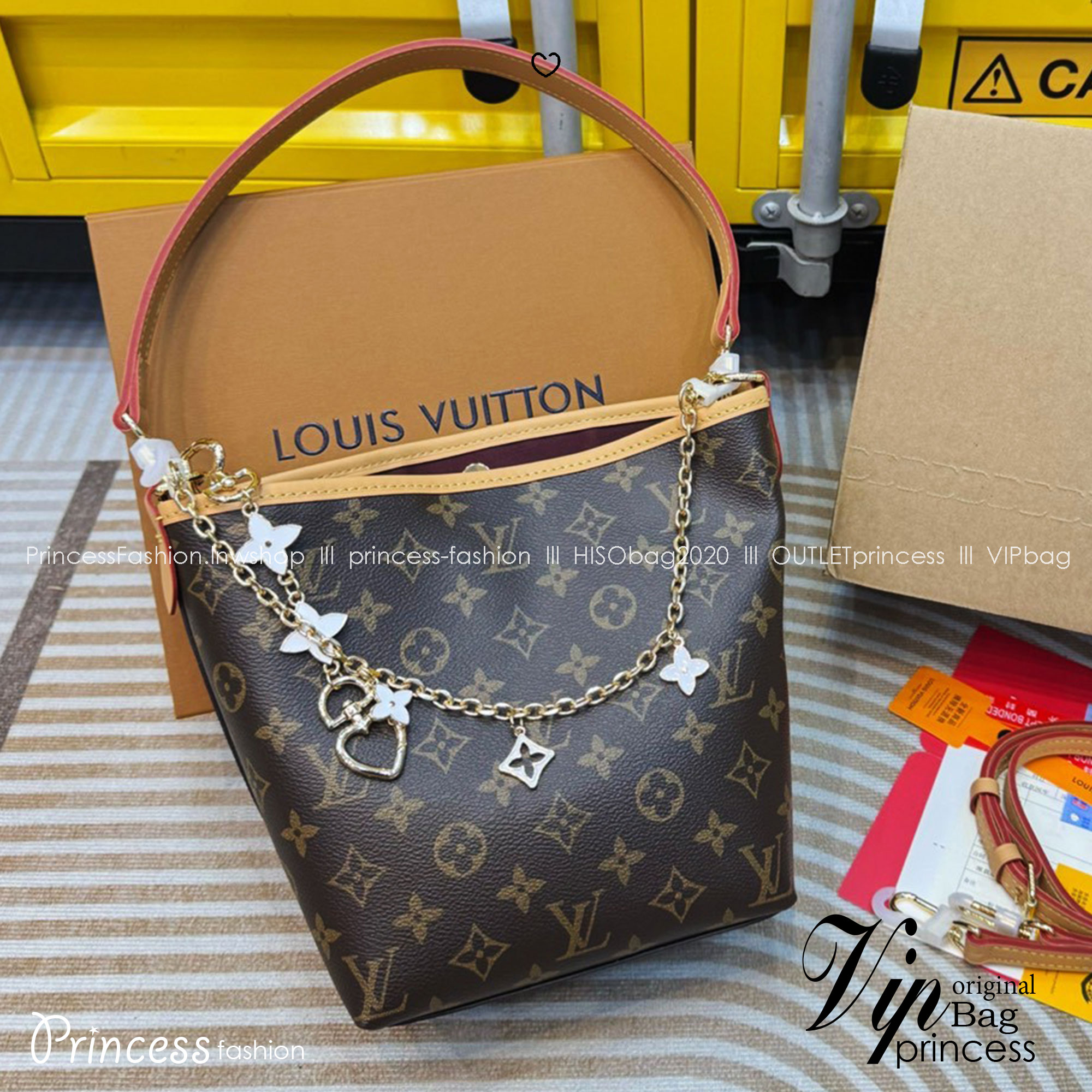 LV Bucket Shoulder Bag Monogram Canvas กระเป๋าสะพายทรงบัคเก็ต แต่งอะไหล่โซ่ทองพร้อมตัวห้อยสุดไอคอนิกยกระดับความหรูหรา คุ้มแบบไม่มีเบื่อ ดีไซน์คลาสสิคคงความเอกลักษณ์ ขนาดกำลังน่าใช้มากๆ