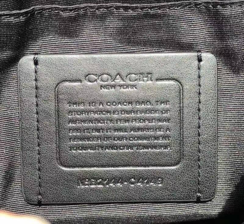 COACH GRAHAM CROSSBODY IN SIGNATURE CANVAS (COACH C4149) กระเป๋าครอสบอดี้รุ่นยอดฮิตสำหรับหนุ่มๆ ที่สาวๆก็ใช้ได้!! รูปทรงดีไซน์คลาสสิค ใช้งานสะดวก วัสดุหนังแคนวาสเคลือบลาย เปิด-ปิดด้วยซิป ภายในเป็นช่องโล่ง ใส่ของสำคัญได้ครบ สายสะพายปรับได้ตามตัว มีมาให้ช้อ