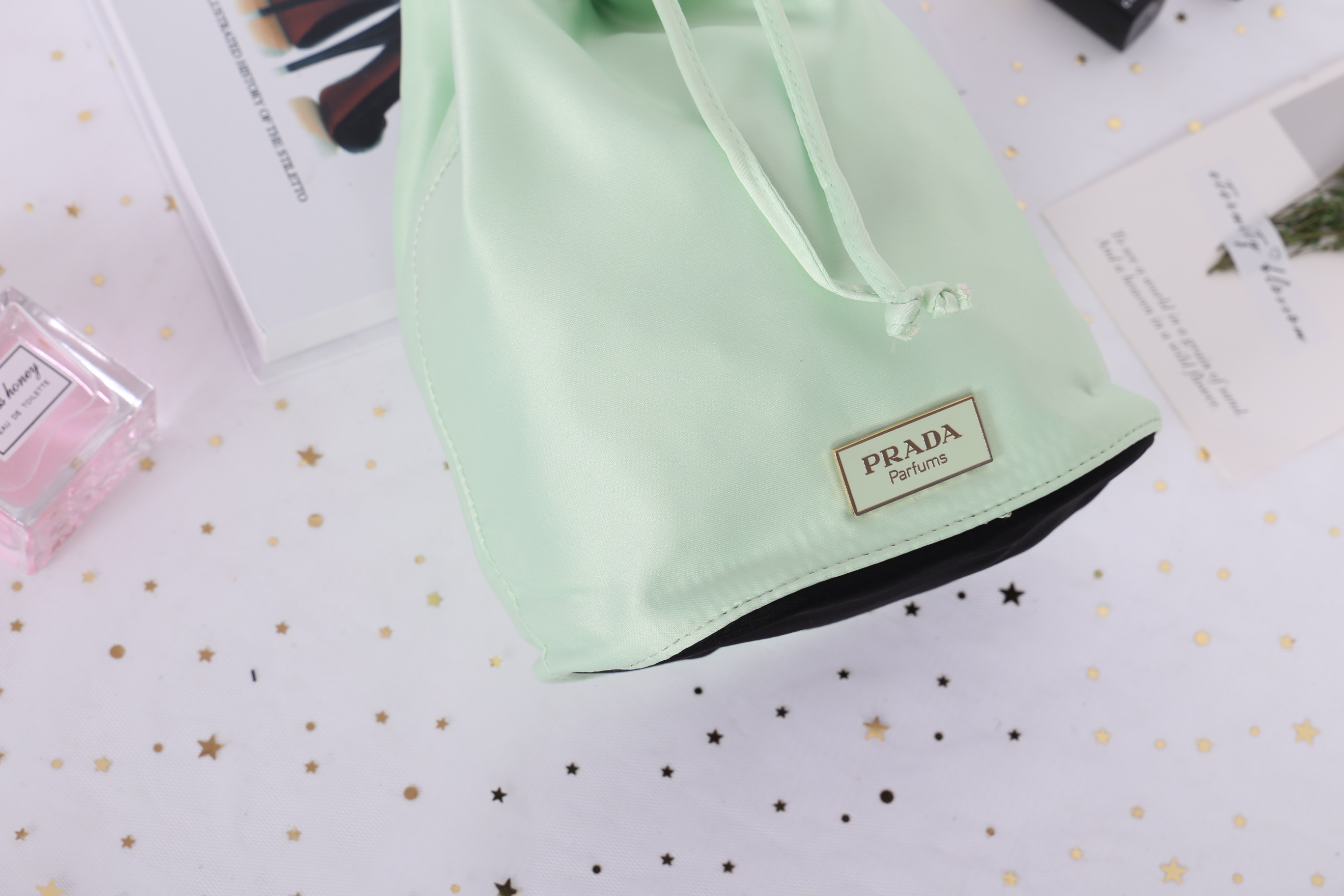Prada Candy Satin Drawstring Bag กระเป๋าผ้าซาติน จากแบรนด์ Prada รุ่นนี้แถมมาจากน้ำหอมเค้าเตอร์แท้ 💯 ปากกระเป๋าเป็นเชือกหูรูด มีโลโก้ปราด้าติดด้านหน้า สวยงาม น่าใช้ การันตีความสวย ใช้คล้องแขน ใส่ของจุกจิกเก๋ๆค่าา