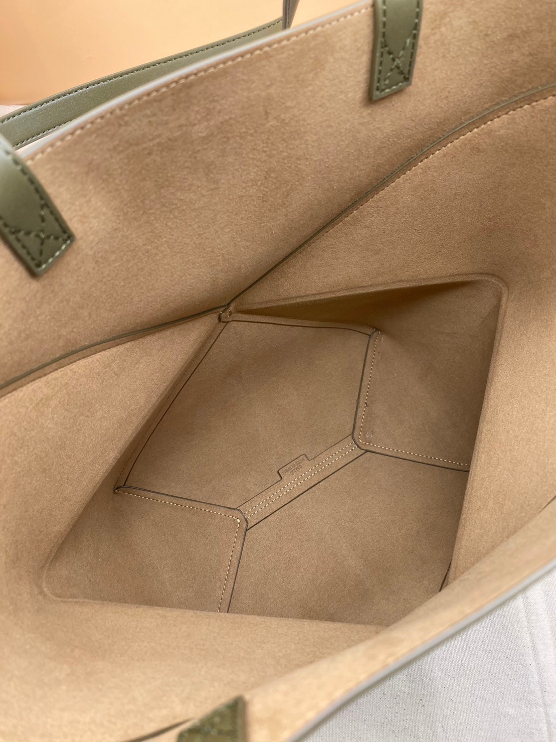 LOEWE Puzzle Fold Tote in shiny calfskin / LOEWE TOTE BAG 27cm พร้อมส่ง กระเป๋าทรงโท้ทใบใหญ่ ใช้งานง่ายเรียบหรู จุของได้เยอะ หนังเรียบสวยอยู่ทรงมาพร้อมสายสะพายยาวถอดได้ พับเก็บได้เป็นเอกลักษณ์