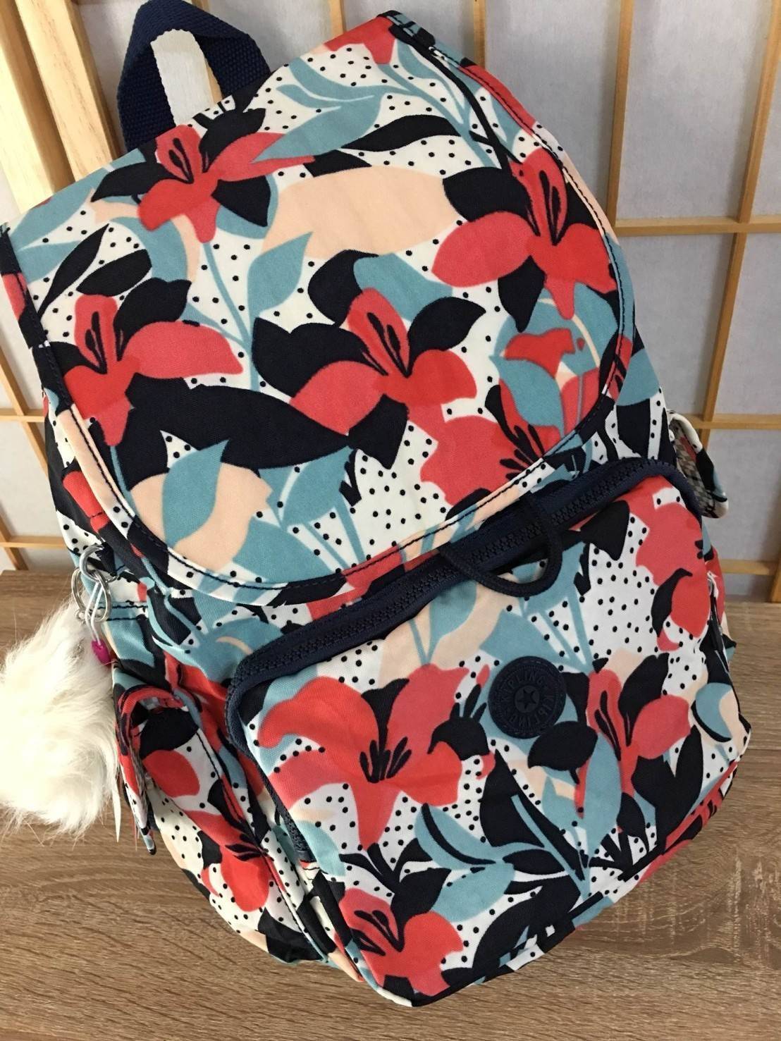 กระเป๋า Kipling รุ่น City Pack ไซส์ L ขนาดใหญ่พอเหมาะสำหรับการเดินทาง มาพร้อมช่องกว้างขวางจุสัมภาระของคุณได้อย่างจุใจ และช่องจัดเก็บอีกหลากหลายรูปแบบ ดีไซน์ลวดลายนำสมัย เติมแต่งสีสันและชีวิตชีวา นับเป็นอีกหนึ่งกระเป๋าเป้ที่พร้อมให้คุณได้สะพายออกไปข้างนอกไ