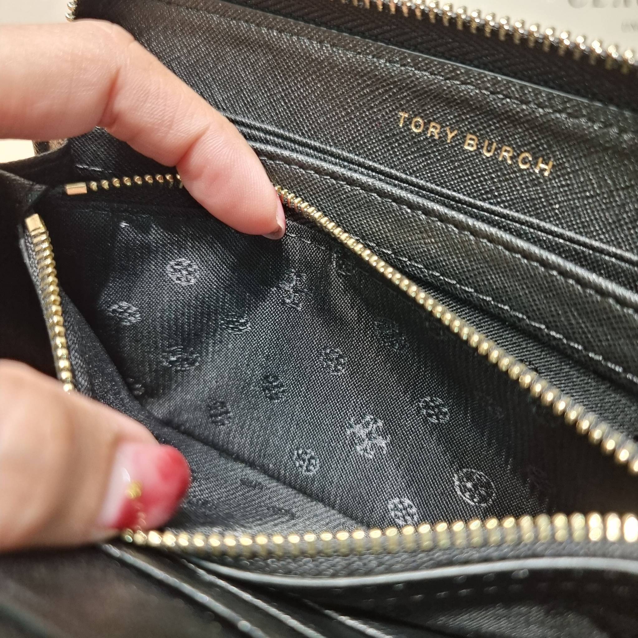 TORY BURCH ROBINSON MULTI GUSSET ZIP CONTINENTAL WALLET รุ่นหายาก พร้อมสีน่ารักน่าใช้ ต้อนรับเดือนแห่งความรัก!! กับกระเป๋าสตางค์ใบยาว ขนาดกำลังพอเหมาะ ดีไซน์เรียบหรู