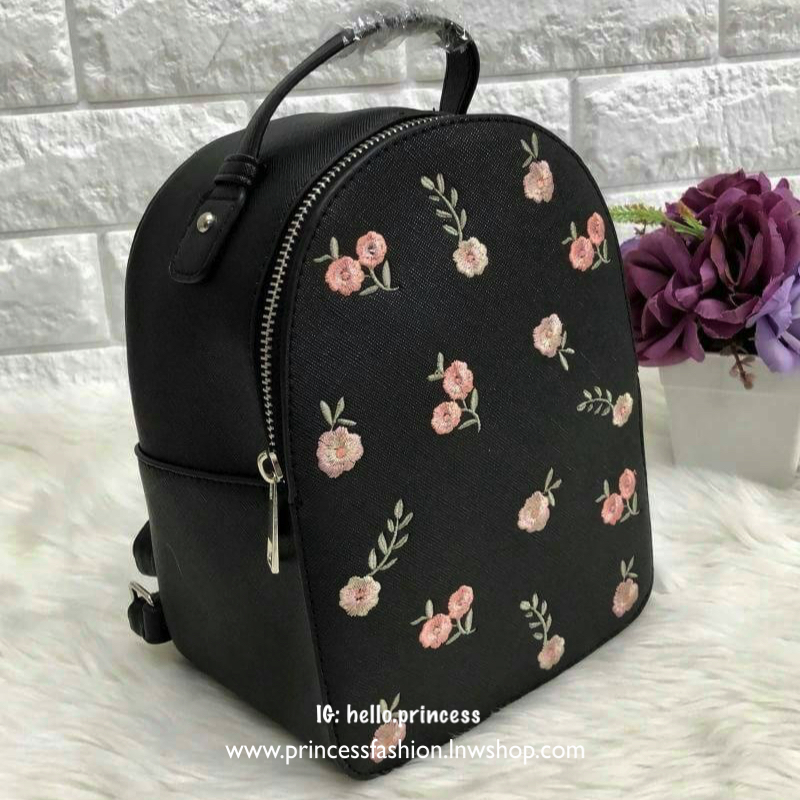 Bershka backpack bag ✔️รุ่นหายากค่ะ กระเป๋าสะพายหลัง หนังซาฟเฟียโน่ ด้านหน้าปักรูปดอกไม้ งานปักเน้นๆ สวยงามมากๆค่ะ เปิดปิดกระเป๋าแบบซิป ภายในโล่ง ใส่ของได้จุนะค่ะ สายสะพายด้านหลังเลื่อนปรับฟรีไซด์ค่ะ รุ่นนี้ขนาดกำลังดี น้ำหนักเบา ใบจริงน่ารักน่าใช้