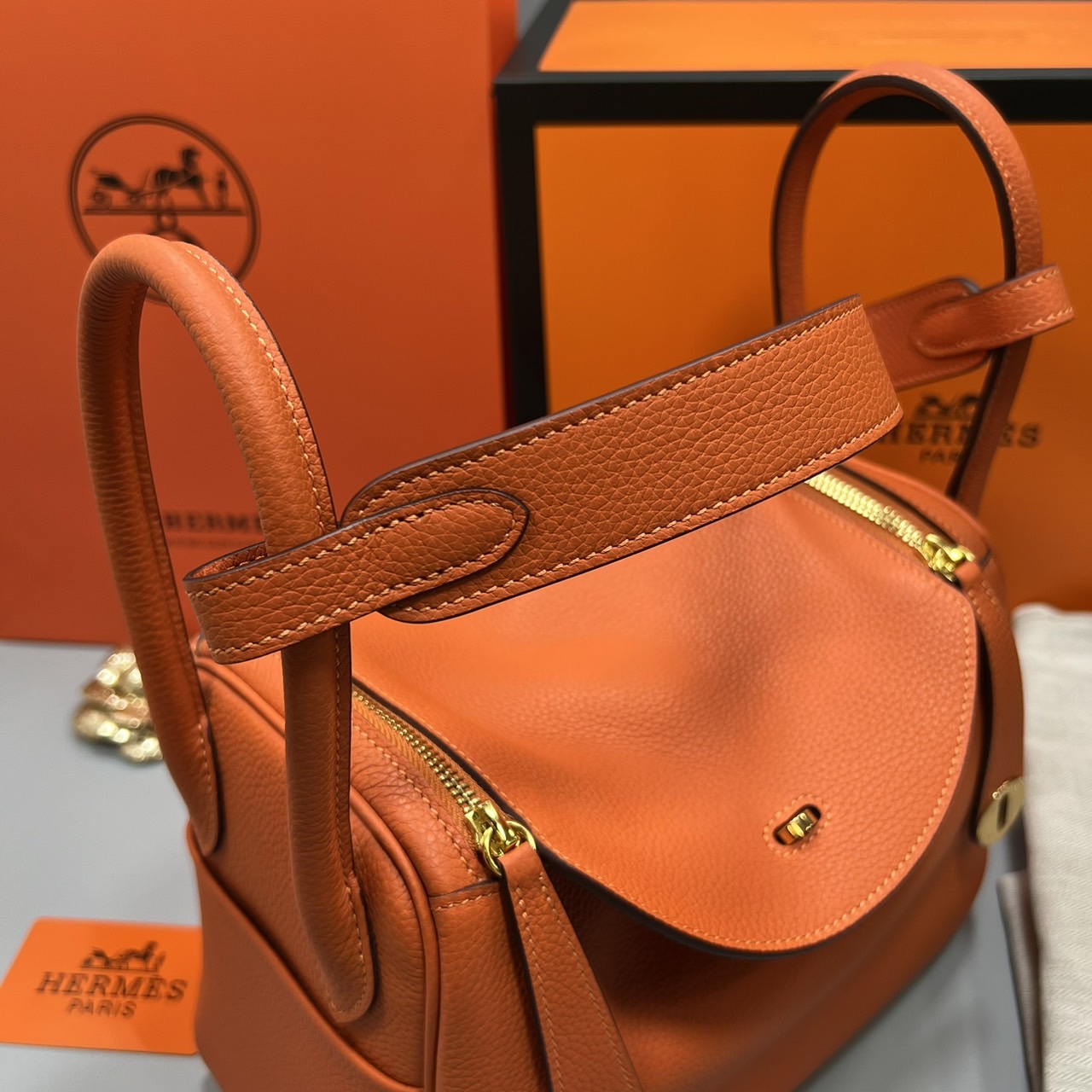 พร้อมส่ง 15 สี HERMES Lindy 26 bag กระเป๋าทรงโท้ทหนังสวยอย่างดี เอกลักษณ์ของความเรียบหรูไฮคลาสอย่างสมบูรณ์แบบ เกรดออริ สลับแท้ งานสวยตามรูป ใช้งานต่างประเทศได้