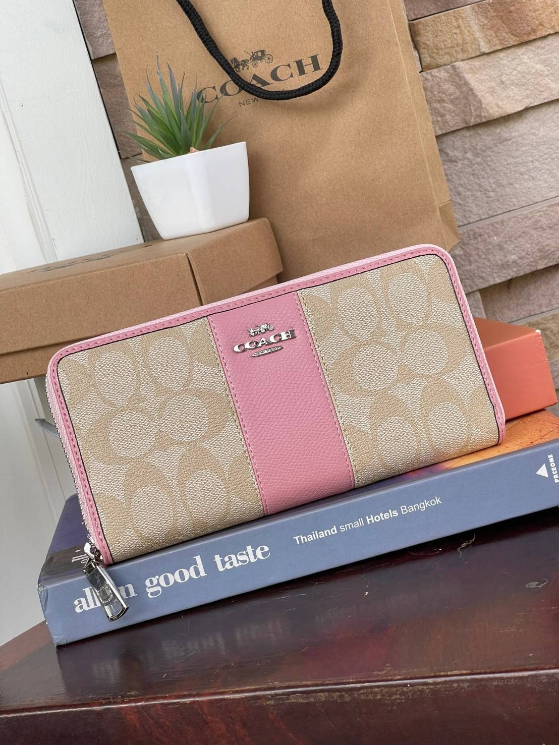 COACH F54630 ACCORDION ZIP WALLET IN SIGNATURE เป็นกระเป๋าสตางค์ที่เหมาะกับการใช้งาน นอกจากเพิ่มความมั่นใจแล้ว ยังทำให้ชีวิตของเราง่ายขึ้นอีกด้วย โดยการเปิดปิดแบบซิปรอบ สามารถใส่ธนบัตร เหรียญ บัตรต่างๆได้หลายใบเลยทีเดียว ขนาดของกระเป๋าสามารถถือแทนกระเป๋าค