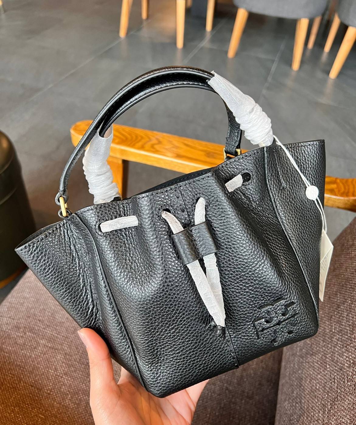 TORY BURCH MCGRAW DRAGONFLY MINI SATCHEL ((90474)) พร้อมส่งที่ไทย แนะนำต้องมีติดตัว สวยมากๆ! กระเป๋าหิ้วหรือสะพายข้างได้ หนังแกะนิ่มสวย อย่างดีเลยค่ะ ดีเทลด้านหน้าแบบหูรูด ปากกระเป๋าเปิดปิดแบบกระดุมแปลก ภายในโล่งกว้าง ใส่ของได้ครบครันหายห่วงค่ะ; มีช่องให้