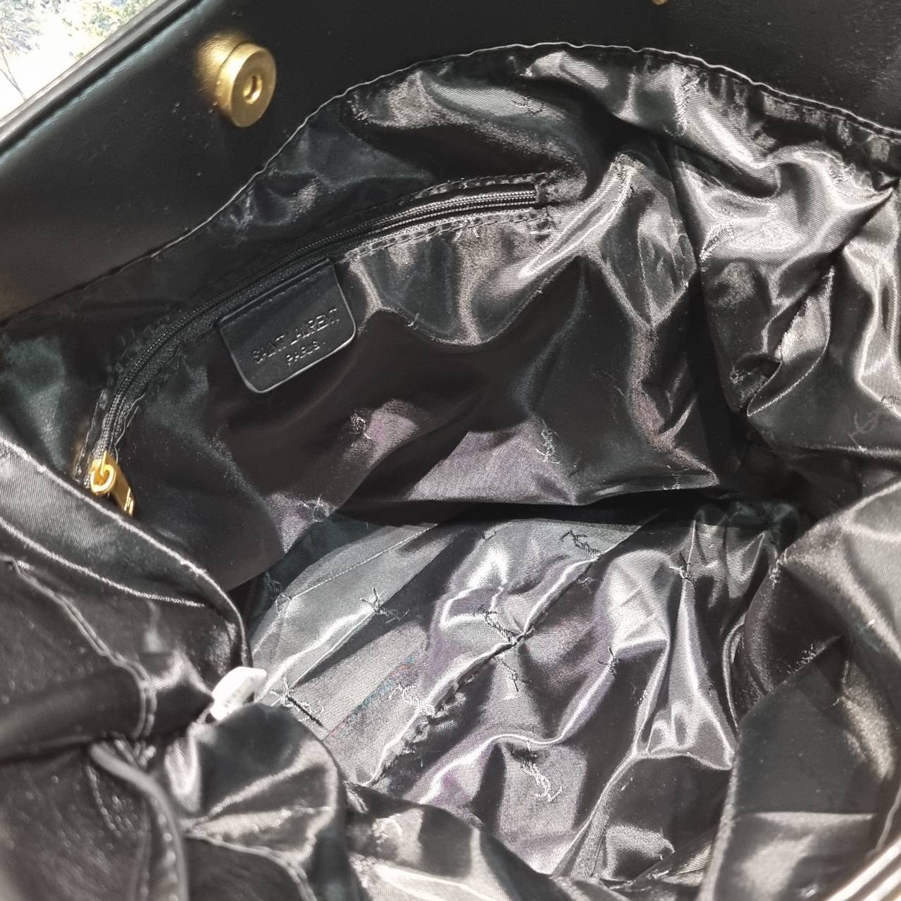 YSL jamie shopping bag ครบเครื่องตัวมัมเค้าใช้กัน ดีไซน์ใหม่! กับกระเป๋าสะพายใบใหญ่ เรียบหรู ดูปัง ดูแพง สีดำคลาสสิคตัดกับอะไหล่สีทองได้อย่างลงตัว