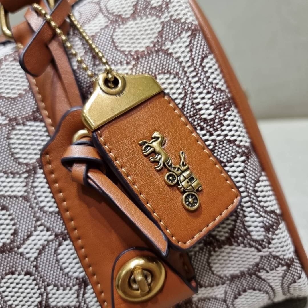 COACH C8529 RUBY SATCHEL 25 IN SIGNATURE TEXTILE JACQUARD ใหม่ก่อนใคร ไม่ต้องรอพรี! กับกระเป๋าทรงหมอนดีไซน์ใหม่ ใบใหญ่ แต่น้ำหนักเบา ด้วยวัสดุผ้า jacquard ถักทอลายซีเอกลักษณ์ ตัดสลับหนังแท้ เพิ่มดีเทลความหรู มาพร้อมหูจับในตัว และสายสะพายครอสสีเข้ากับตัวกร