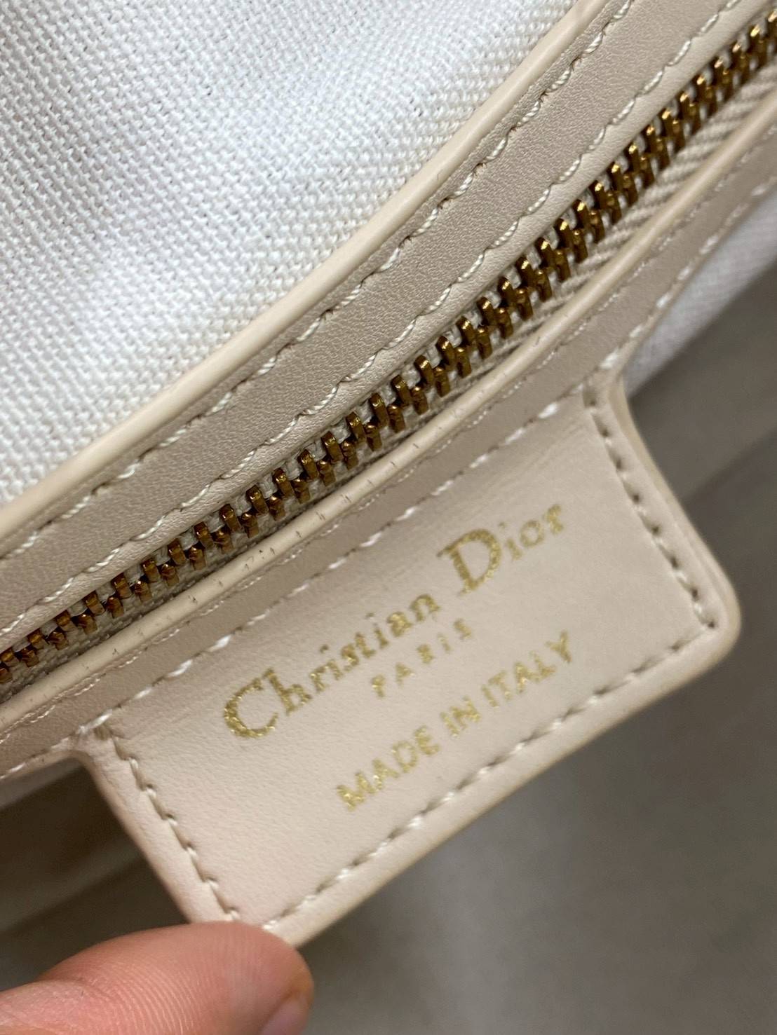 ORI หนังแท้ | DIOR D-Journey Bag กระเป๋าสะพายนิยามใหม่ดีไซน์ทันสมัย โดดเด่นด้วยรูปทรงโฮโบที่มาพร้อมกับดีไซน์ที่นุ่มนวลและทันสมัย พร้อมกับช่องใส่ของแบบติดซิป