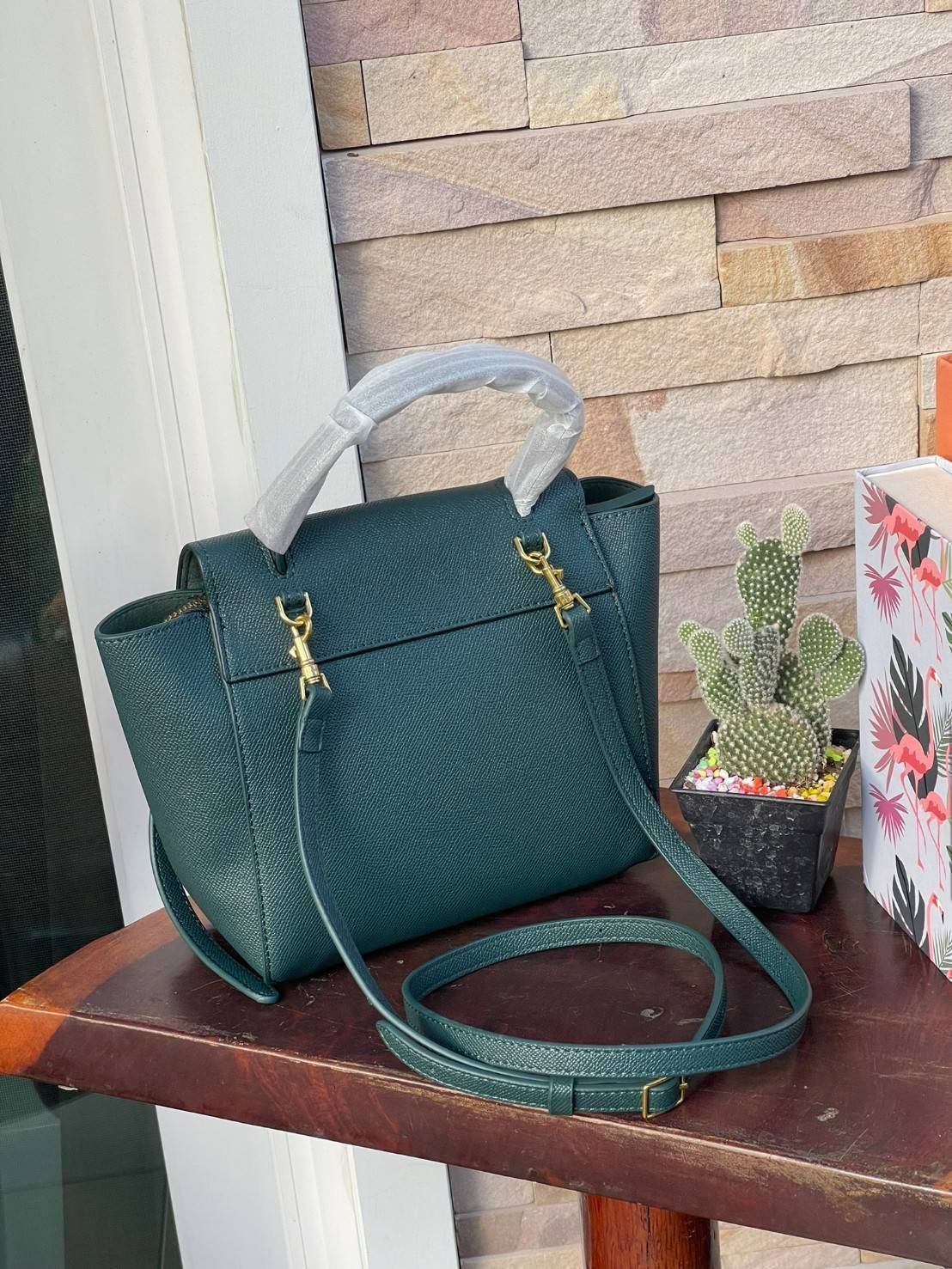 Celine NANO BELT BAG กระเป๋ารุ่น Belt Bag จาก CELINE เป็นกระเป๋าถือที่มีสไตล์มินิมอล และดูเรียบง่าย แต่หรูหรา ครองใจสาวก CELINE ได้เป็นอย่างดี โดยรวมแล้วรูปทรงของกระเป๋าถือว่าออกแบบมาได้อย่างพอดี ไม่มากหรือน้อยจนเกินไป คือช่วยให้คุณดึงดูดสายตาของผู้คนให้ม