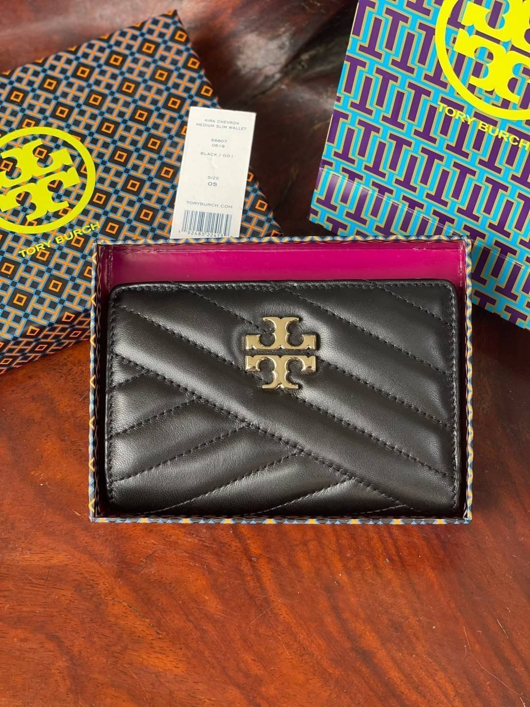 ของแท้ 💯% 】Tory burch kira chevron medium slim wallet กระเป๋าสตางค์หนังแกะขนาดmedium size การตัดเย็บหนังแกะแสนนุ่มแบบลายบุสองชั้น สัมผัสนุ่มควบคู่กับดีไซน์อันเป็นเอกลักษณ์ ดูแพงด้วยโลโก้ด้านหน้าสีทองสวยหรู